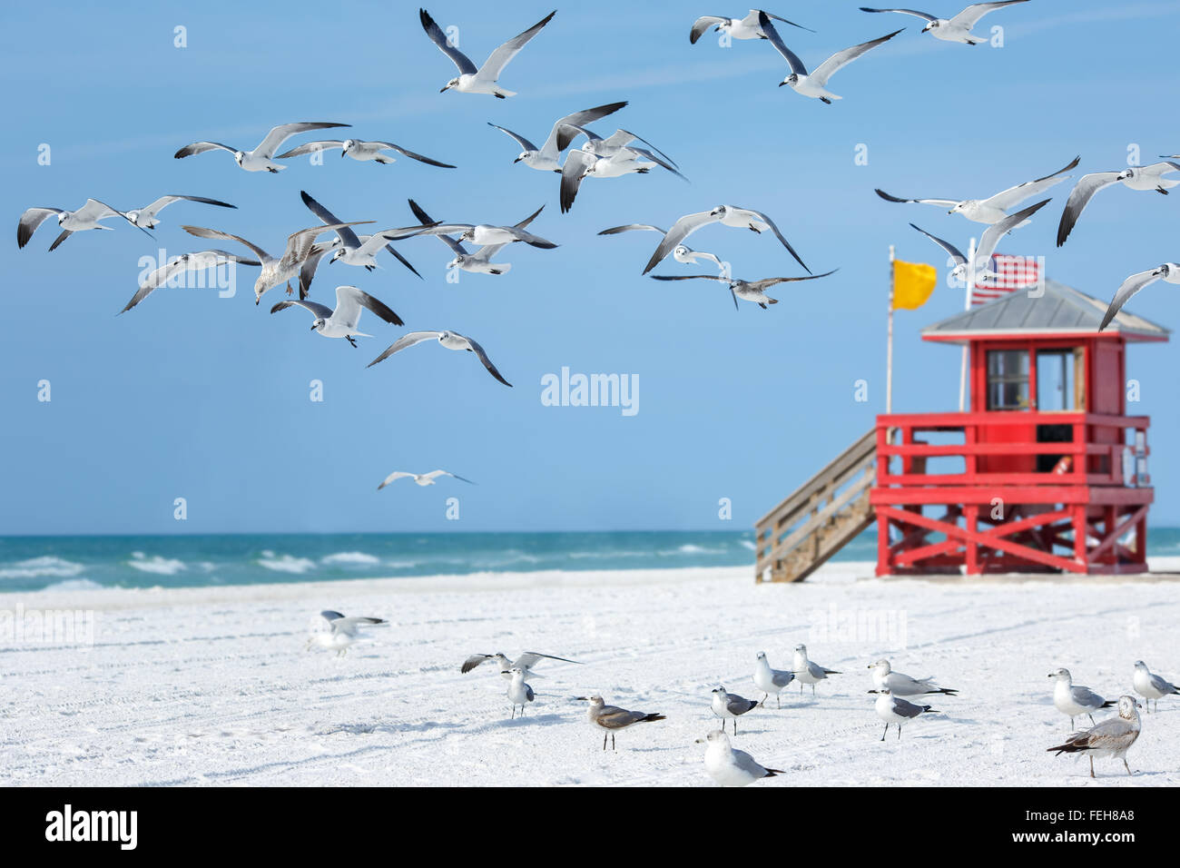 Rot aus Holz Rettungsschwimmer-Hütte auf einem leeren Morgen Strand Stockfoto