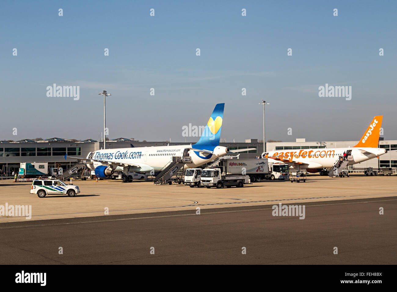 Thomas Cook und Easyjet Flugzeug am Terminal im Bristol Flughafen, England, UK Stockfoto