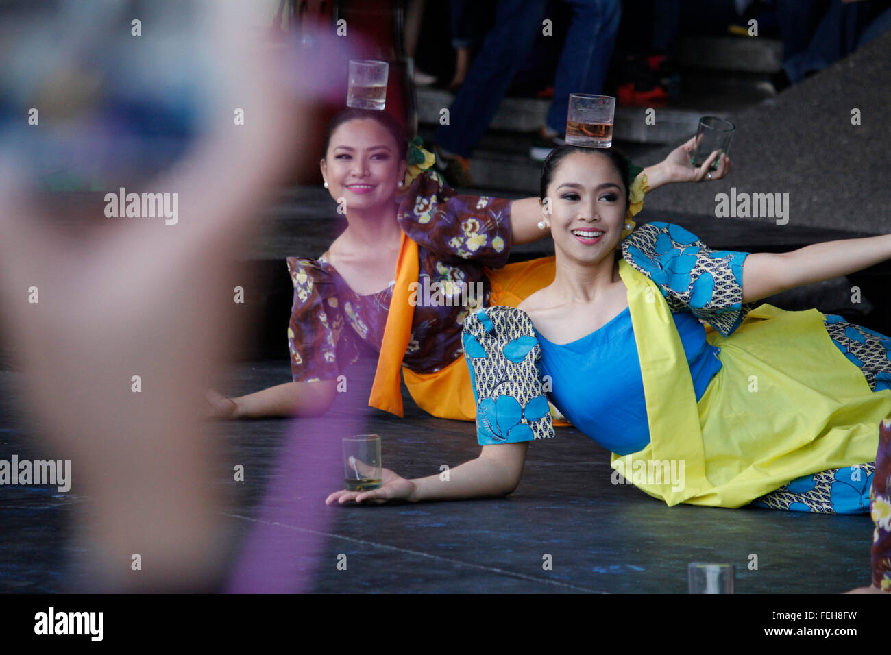 Pasay, Philippinen. 7. Februar 2016. Weibliche Mitglieder der philippinischen Barangay Folk Dance Troupe führen einen lokalen Tanz. Verschiedenen Filipino kulturellen Tanzgruppen führen traditionelle Tänze während des Pasinaya-Festivals im Kulturzentrum der Philippinen (CCP) in Pasay. Pasinaya ist KPCs eines Tages der offenen Tür Festival präsentiert 300 Shows in Musik, Tanz, Theater, bildende Kunst, Film und Literatur. © Marlo Cueto/Pacific Press/Alamy Live-Nachrichten Stockfoto