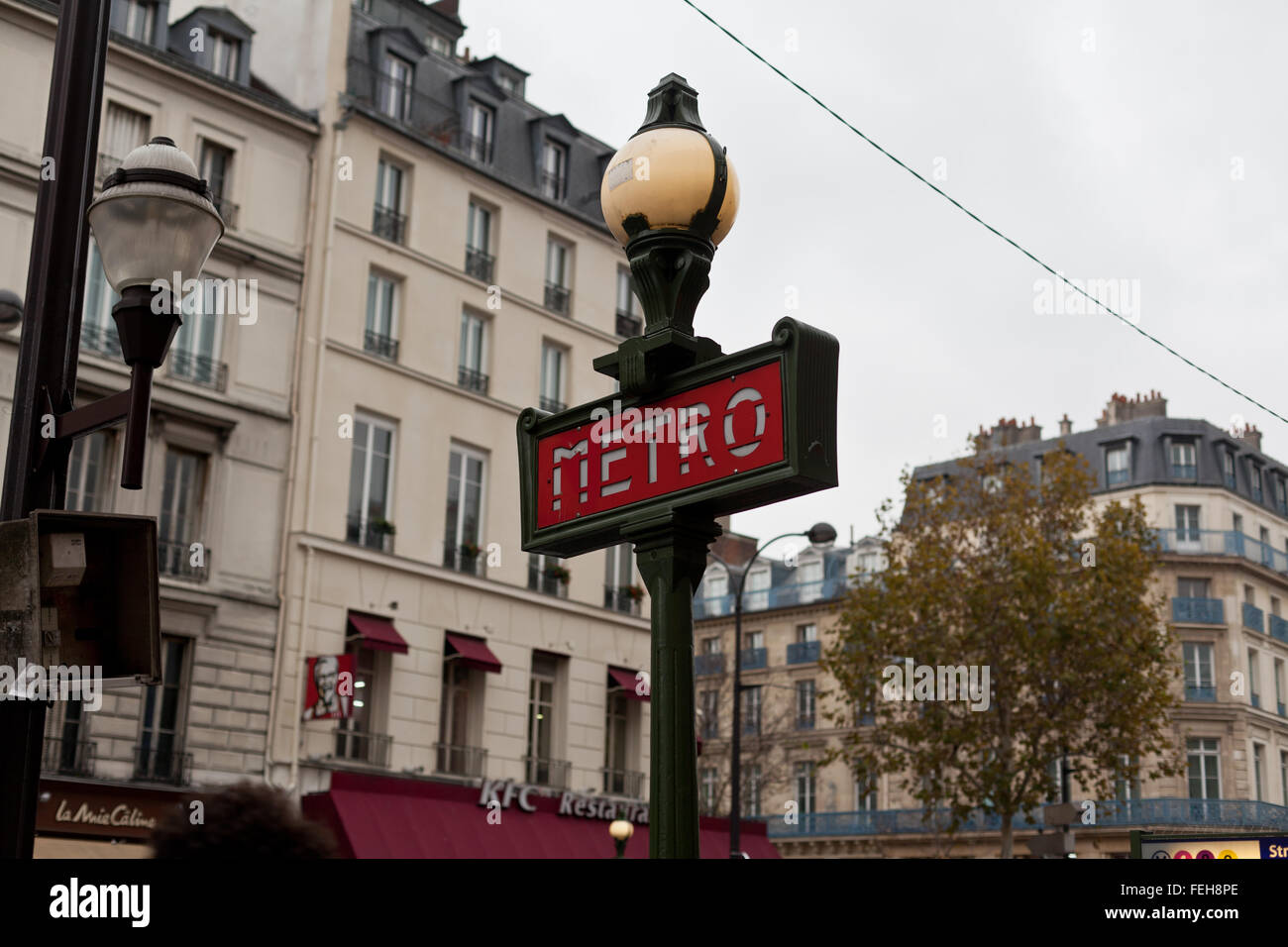 Metro in Paris Straße an bewölkten Tag Sign. Stockfoto