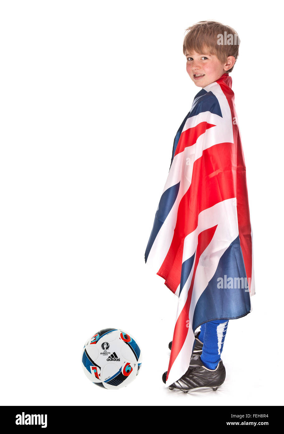 Jungen Fußball-Fan mit einem Union Jack-Flagge und die Adidas BEAU JEU Fußball unterstützen die Euro 2016-Wettbewerb Stockfoto