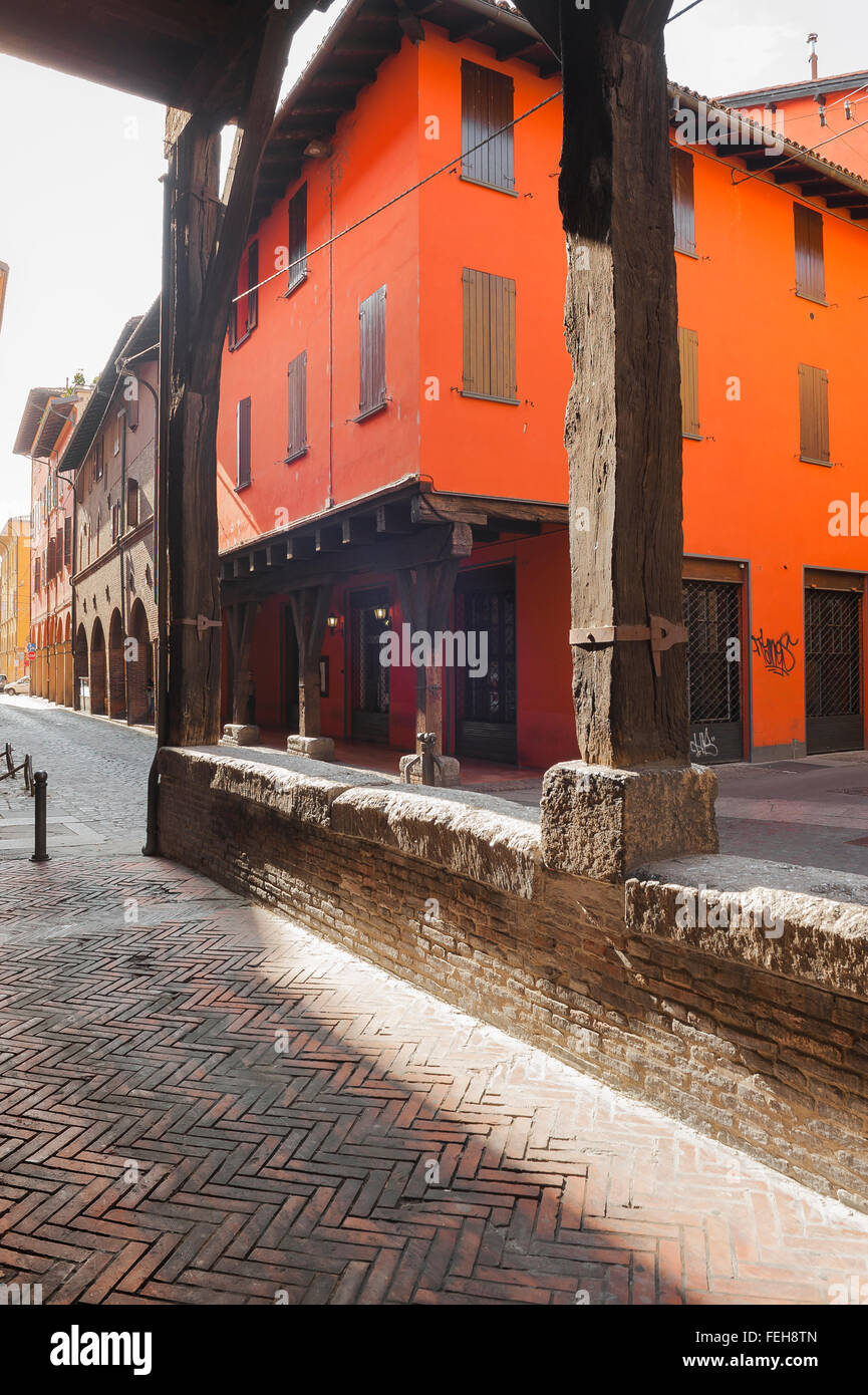 Bologna Straße, Blick auf die Vorhalle gesäumten Straße - die Via Zamboni - im historischen Zentrum (centro storico) von Bologna, Italien. Stockfoto