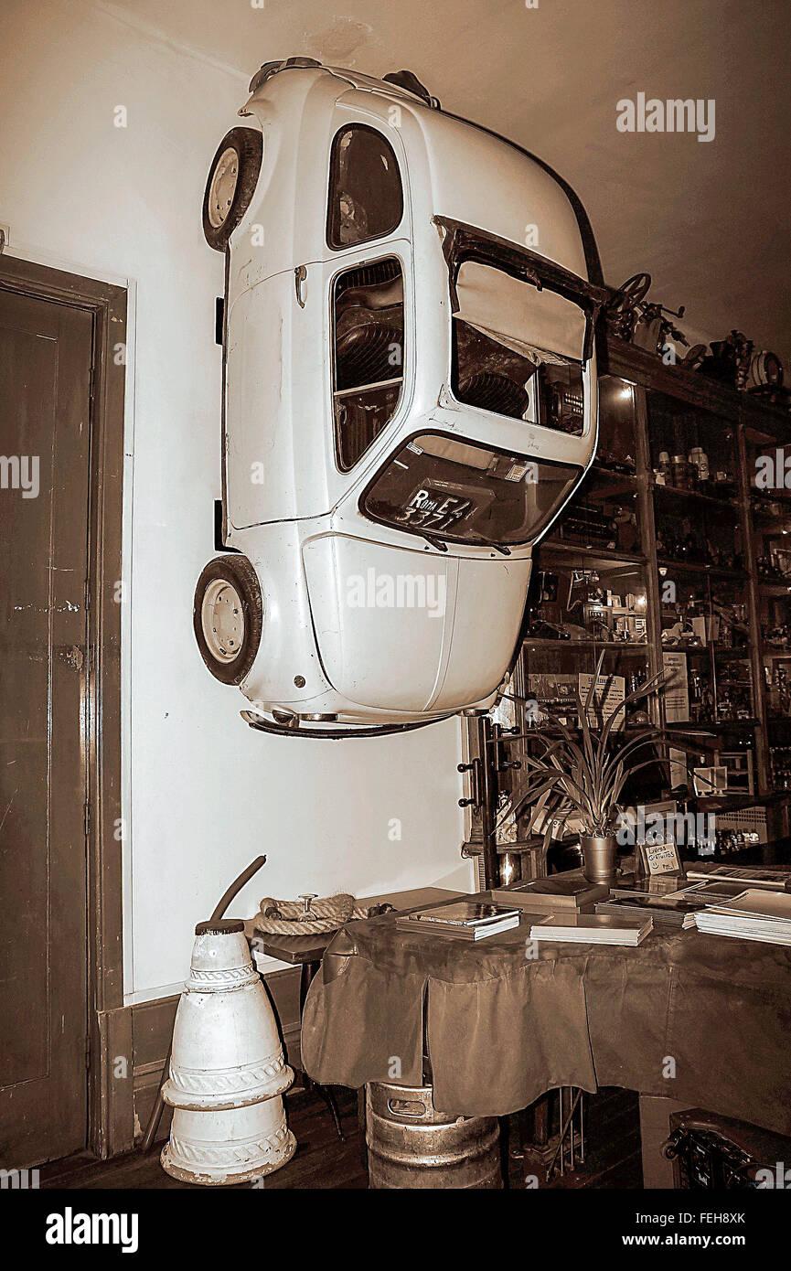 Auto an der Wand hängen Stockfoto