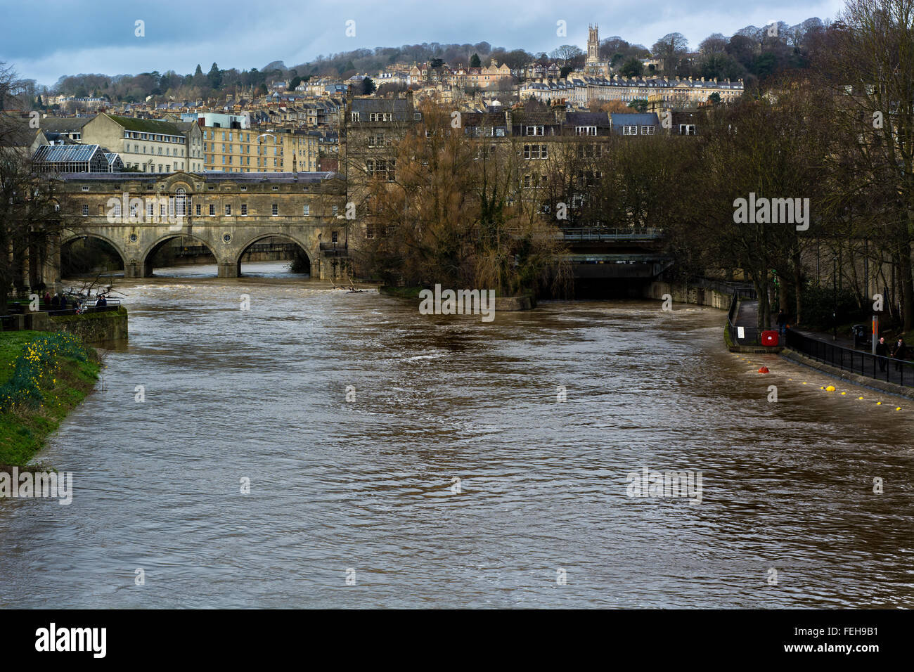 Bath, Somerset, UK. 7. Februar 2016. River ist am Limit, verursacht das radiale Tor angehoben werden, um Überschwemmungen zu verhindern.  Die Hufeisen Wier von Pulteney Bridge ist kaum sichtbar Credit: Ian Redding/Alamy Live News Stockfoto