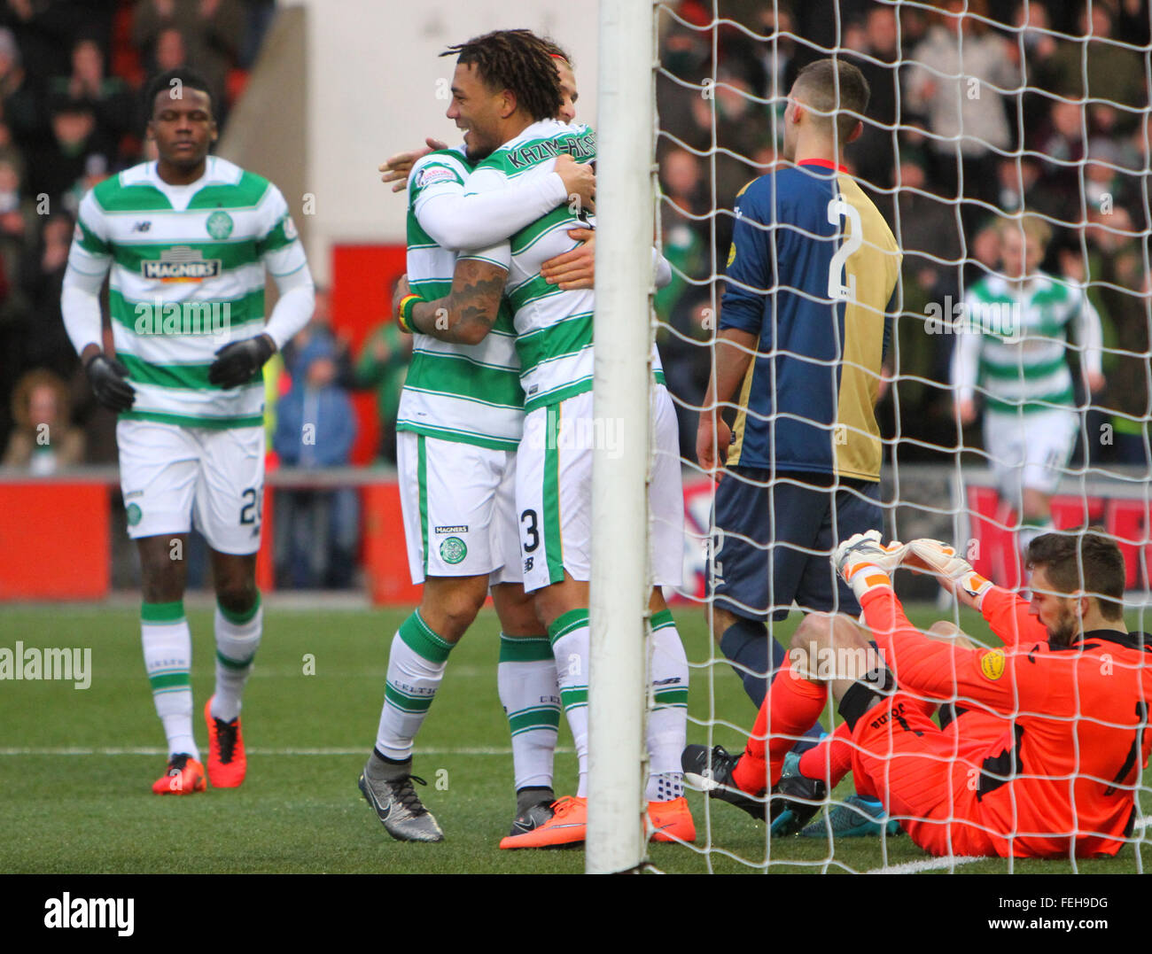 07.02.2016. Excelsior Stadium, Airdrie, Schottland. Scottish Cup. East Kilbride gegen Celtic. Colin Kazim-Richards feiert sein Tor Stockfoto