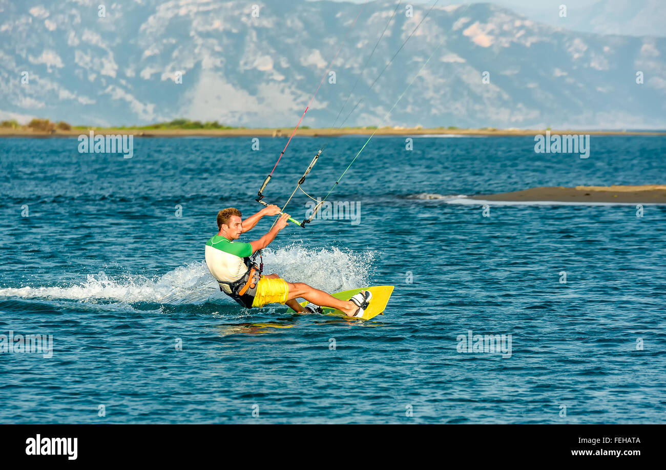 Wasserspaß und Kiteboarding in Ada Bojana, Montenegro Stockfoto