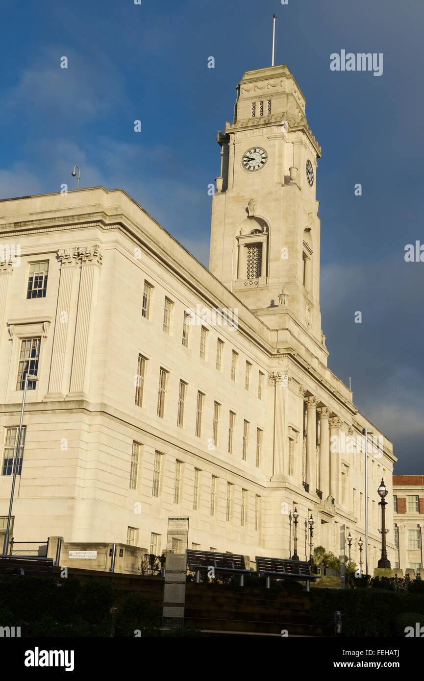 Barnsley Rathaus in South Yorkshire, die von der frühen Morgensonne beleuchtet Stockfoto