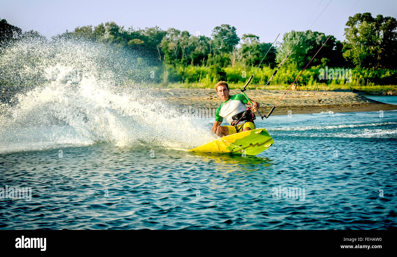 Wasserspaß und Kiteboarding in Ada Bojana, Montenegro Stockfoto