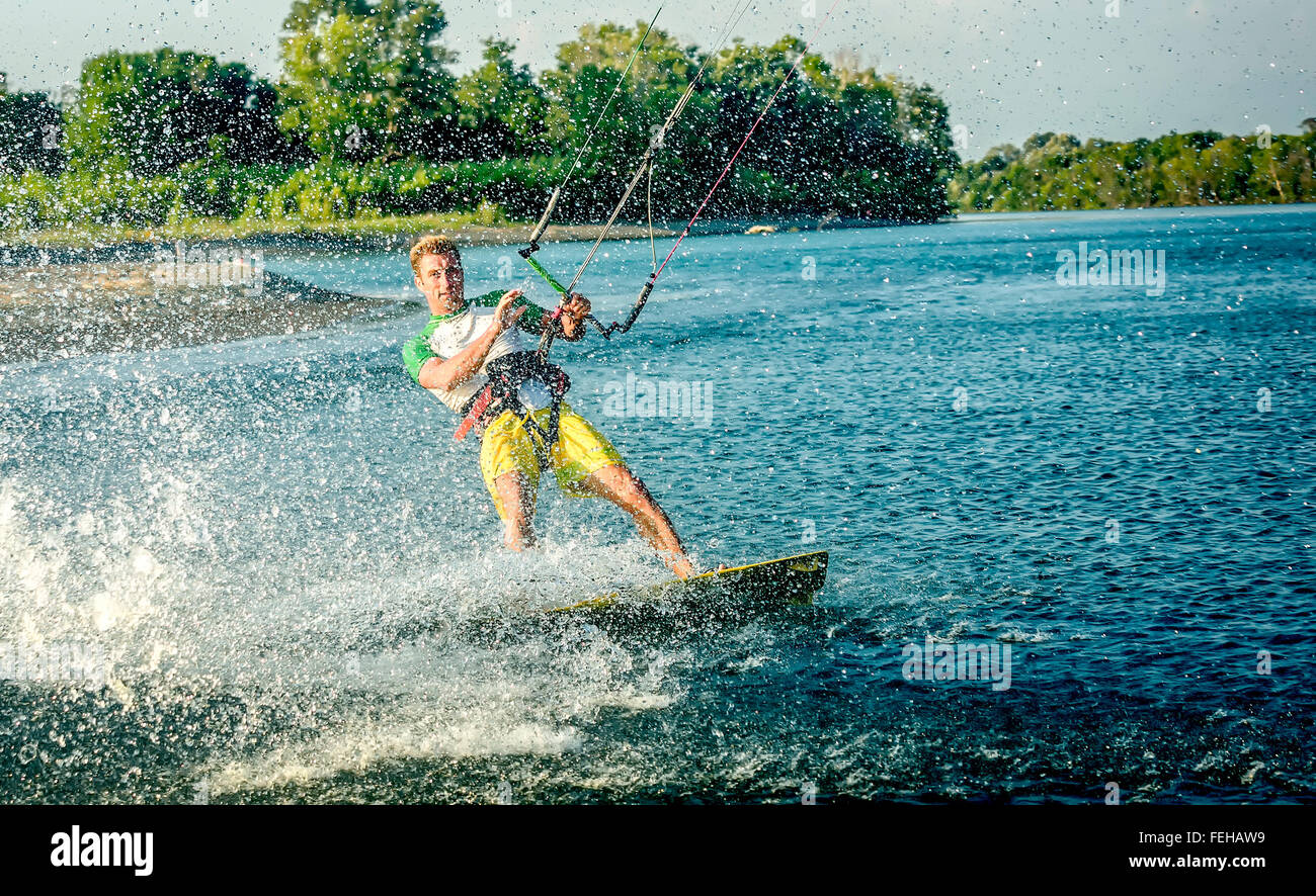 Wasserspaß und Kiteboarding in Ada Bojana, Montenegro Stockfoto