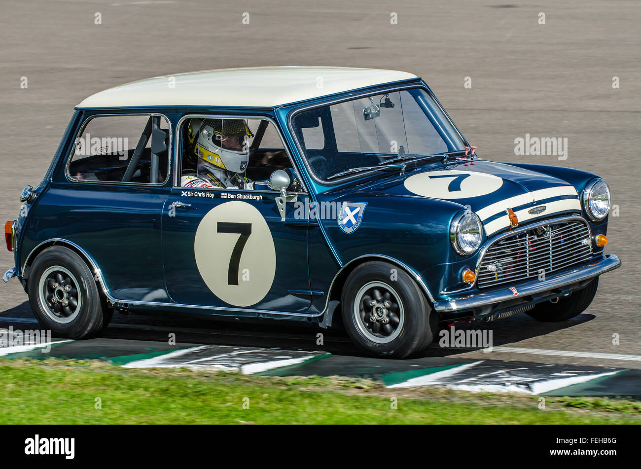 1965 Austin Mini Cooper S gehört Ecurie Ecosse und wurde 2015 von Sir Chris Hoy beim Goodwood Revival gefahren Stockfoto