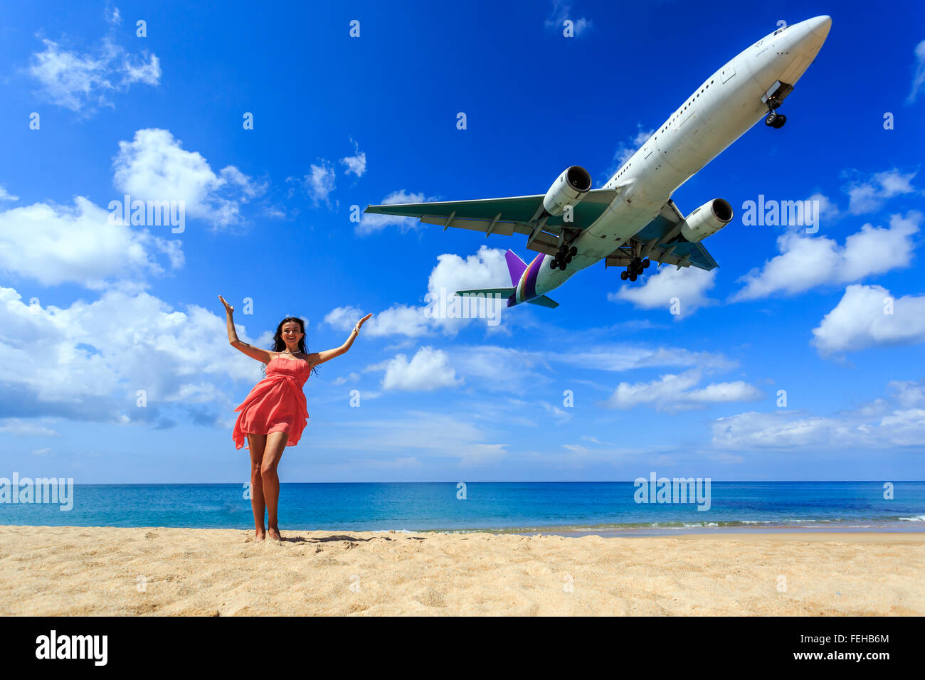 Mädchen am Strand und Flugzeug Landung. Phuket, Thailand ...