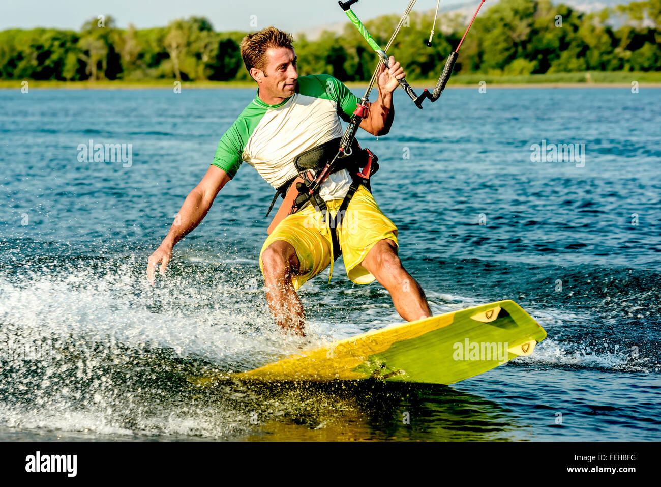 Wasserspaß und Kiteboarding in Ada Bojana, Montenegro Stockfoto