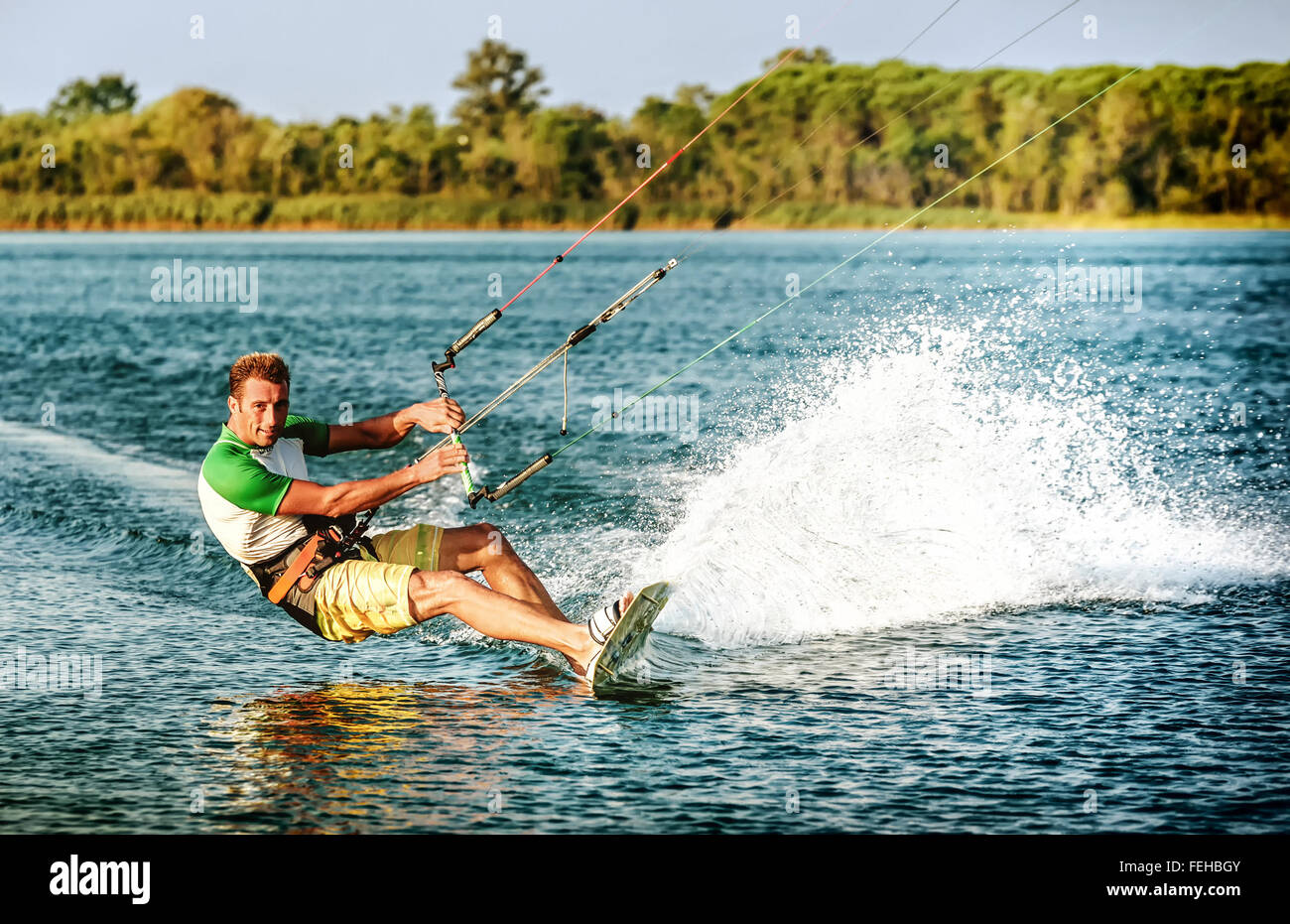 Wasserspaß und Kiteboarding in Ada Bojana, Montenegro Stockfoto