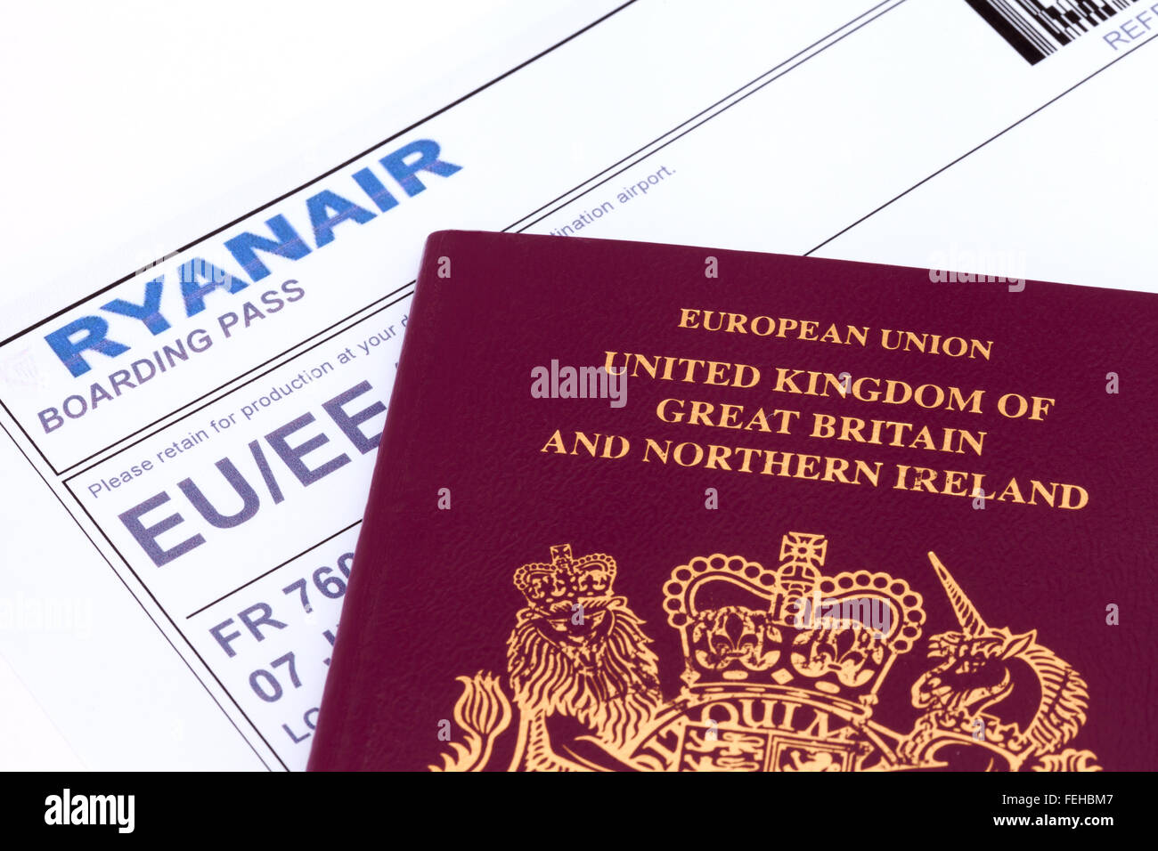 Britischen Reisepass und Ryanair Boarding pass - Konzept - Reisen, Reisen, fliegen Stockfoto