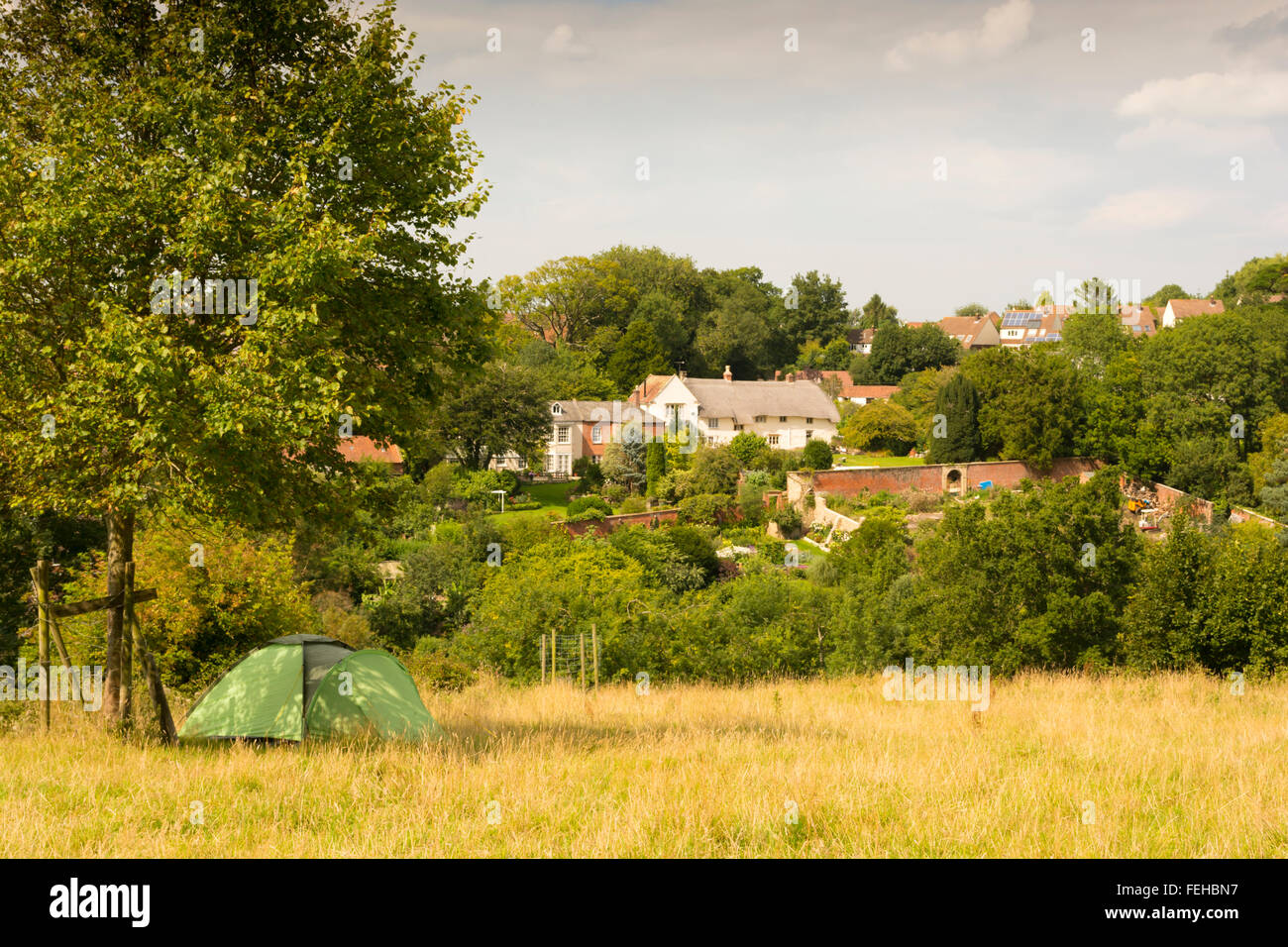 Ein einsamer Zelt auf eines der Felder in der Nähe der Ansatz zu Glastonbury Tor in Somerset, Großbritannien Stockfoto