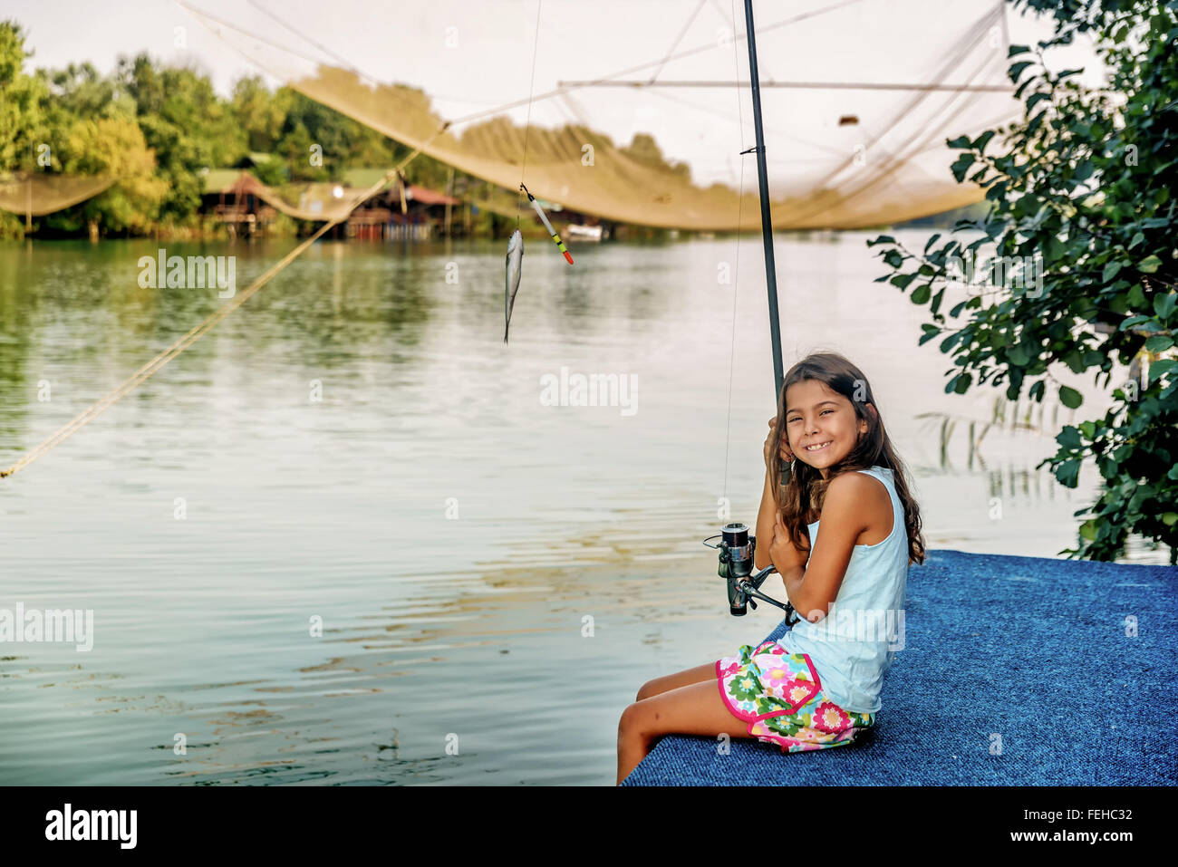 Kleines Mädchen, Angeln am Fluss Bojana in Montenegro Stockfoto