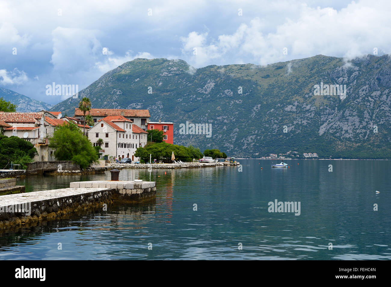 Bucht von Kotor in der Nähe von Stadt Prcanj, Montenegro Stockfoto