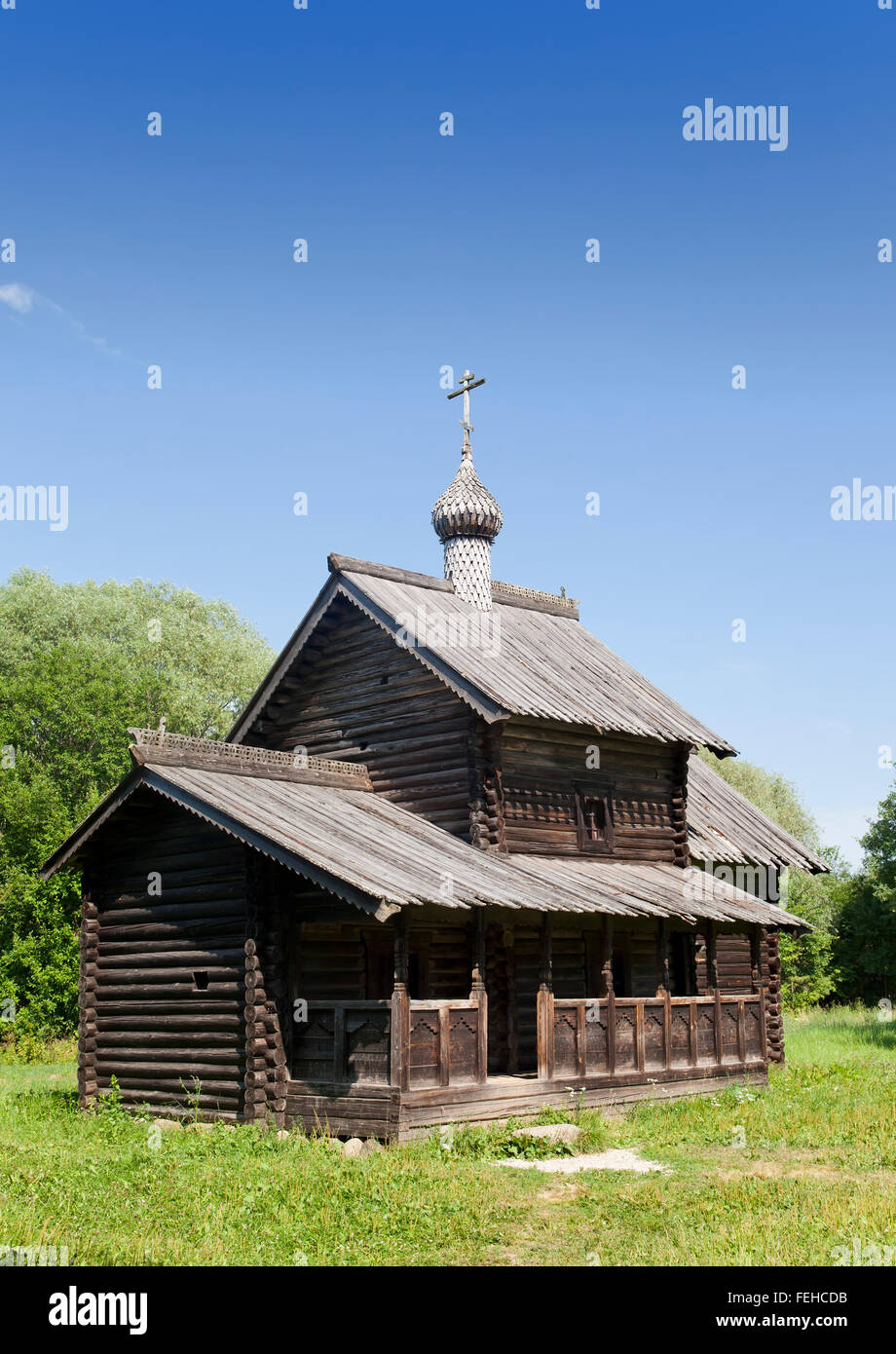 Alte hölzerne Kirche auf einer Waldlichtung. Russland. Stockfoto