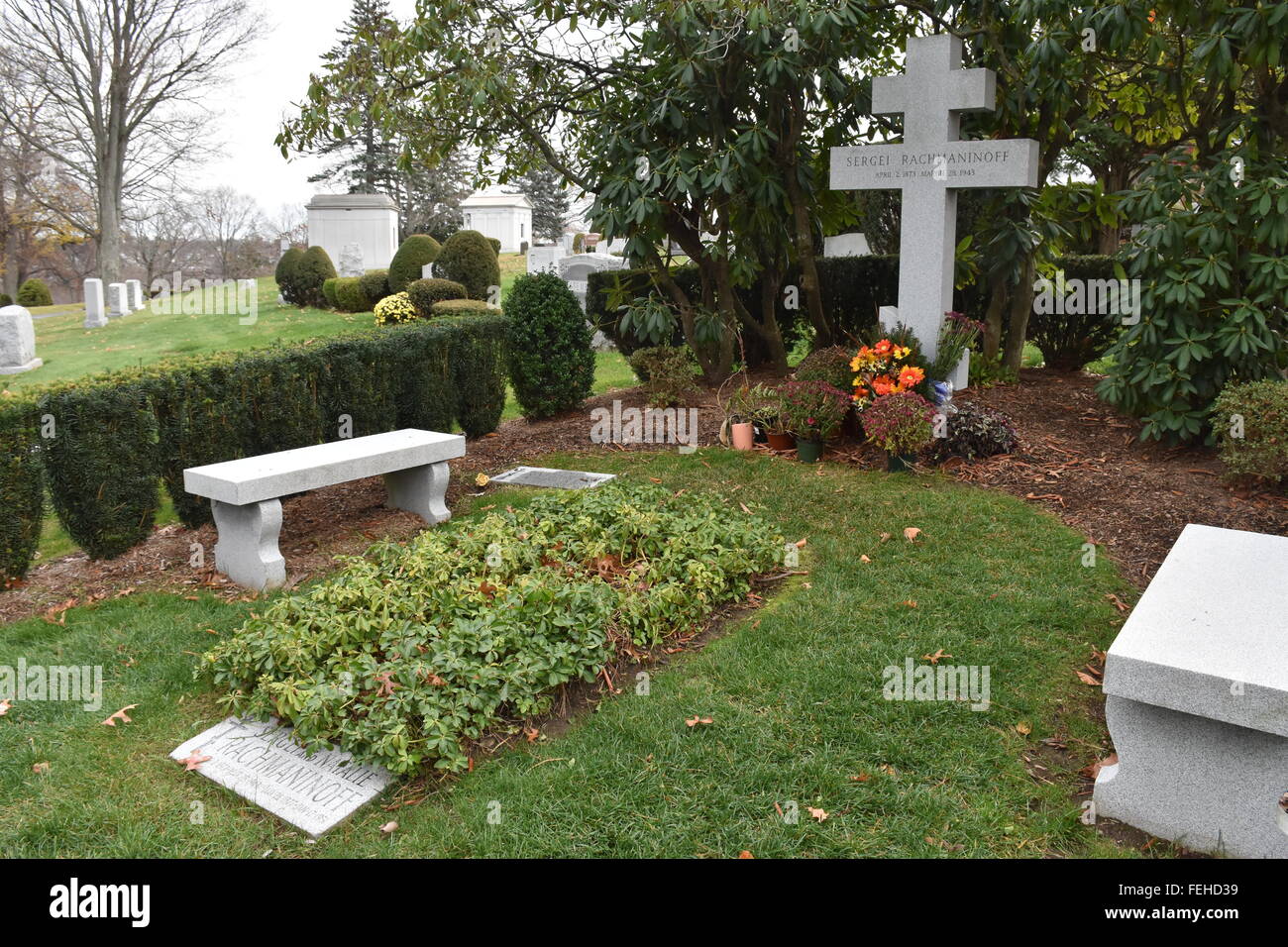 Das Grab des russischen Komponisten Sergei Rachmaninoff auf dem Kensico Cemetery in Valhalle, New York, USA, 22. November 2015. Der Körper des Künstlers, der Russland geflohen und starb 1943 als US-Bürger ist der Gegenstand eines bizarren Streits geworden. Nationalisten in Russland gefragt, die Rachmaninows Überreste zurückgegeben werden. Seine Familie wendet sich gegen diese Ansprüche. Foto: CHRIS MELZER/dpa Stockfoto