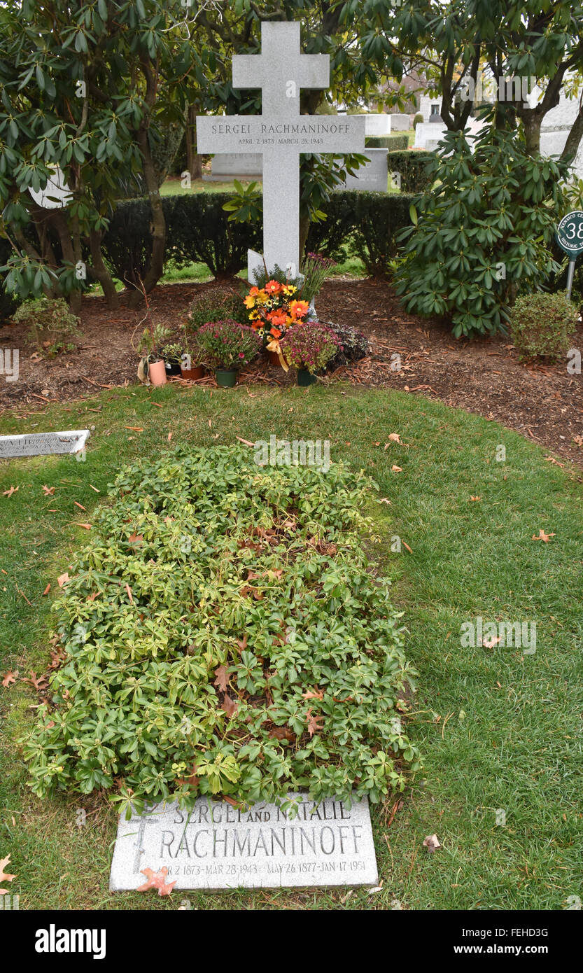 Das Grab des russischen Komponisten Sergei Rachmaninoff auf dem Kensico Cemetery in Valhalle, New York, USA, 22. November 2015. Der Körper des Künstlers, der Russland geflohen und starb 1943 als US-Bürger ist der Gegenstand eines bizarren Streits geworden. Nationalisten in Russland gefragt, die Rachmaninows Überreste zurückgegeben werden. Seine Familie wendet sich gegen diese Ansprüche. Foto: CHRIS MELZER/dpa Stockfoto