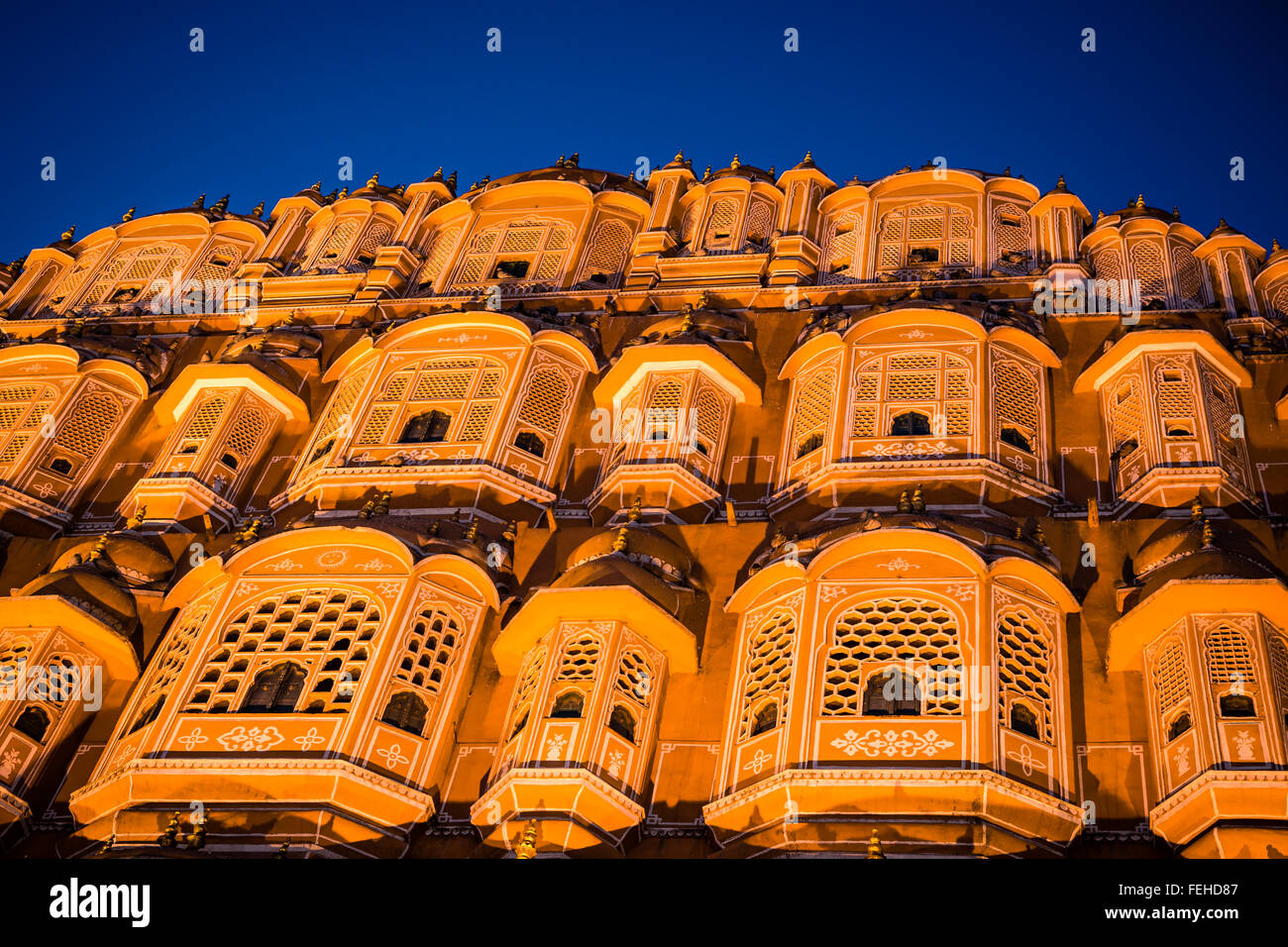Nachtaufnahme von der Fassade des Hawa Mahal, Palast der Winde, Jaipur, Rajasthan, Indien Stockfoto