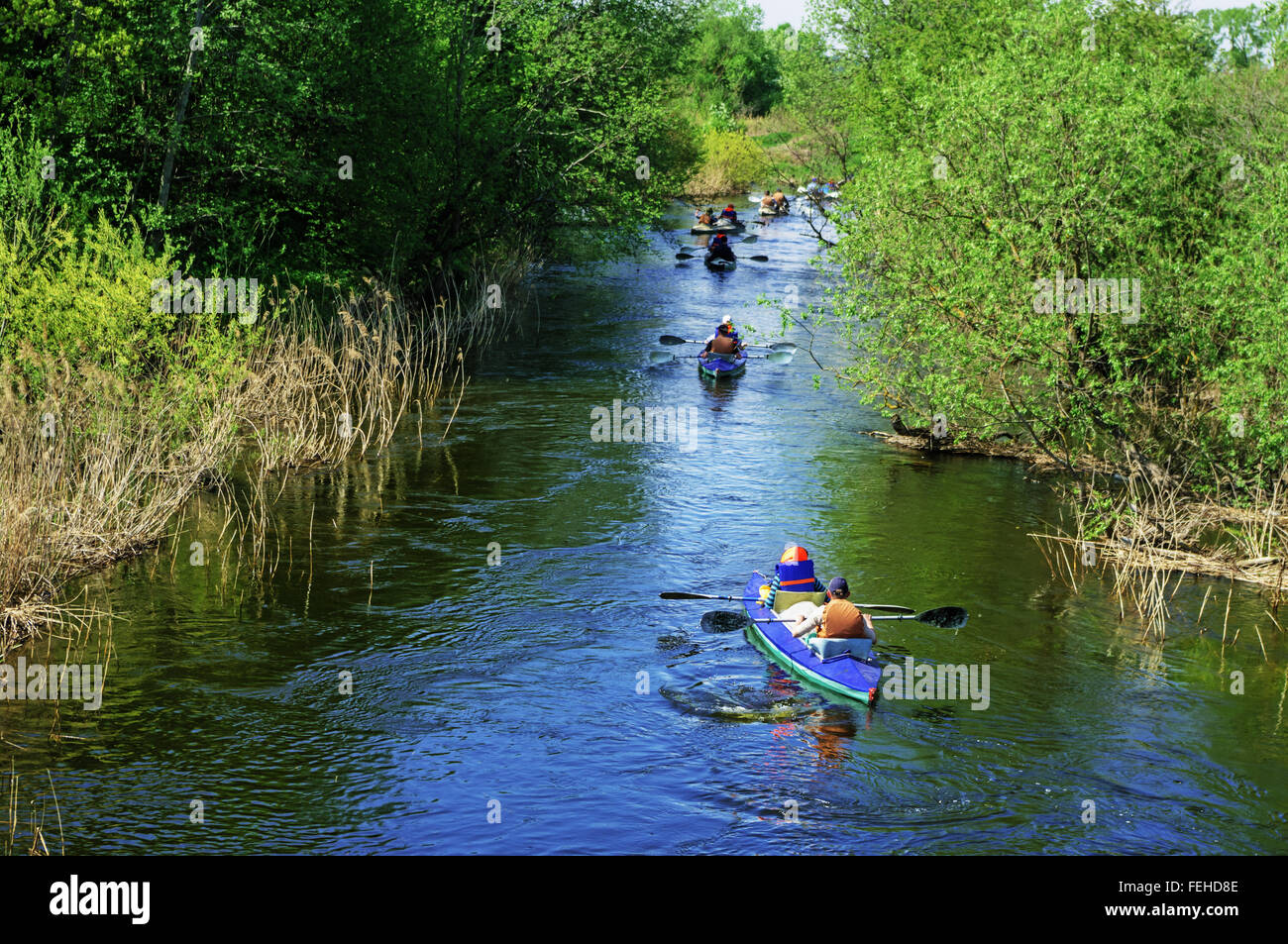 Frühling Fluss reisen Studenten Schulgruppe auf Kanus - Mai 2011. Stockfoto