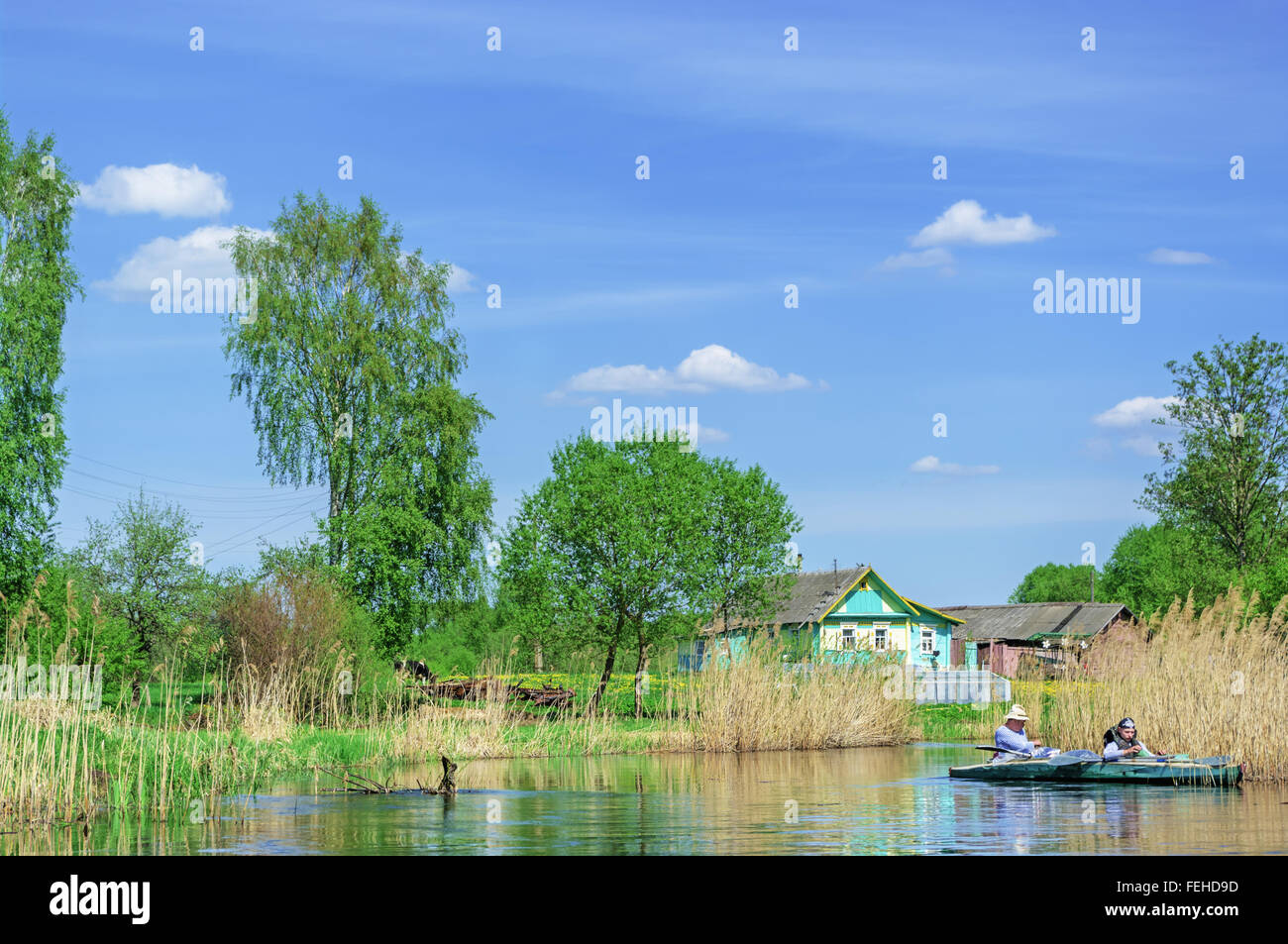 Frühling Fluss reisen Studenten Schulgruppe auf Kanus - Mai 2011. Stockfoto