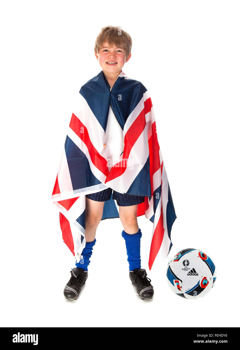Jungen Fußball-Fan mit einem Union Jack-Flagge und die Adidas BEAU JEU Fußball unterstützen die Euro 2016-Wettbewerb Stockfoto