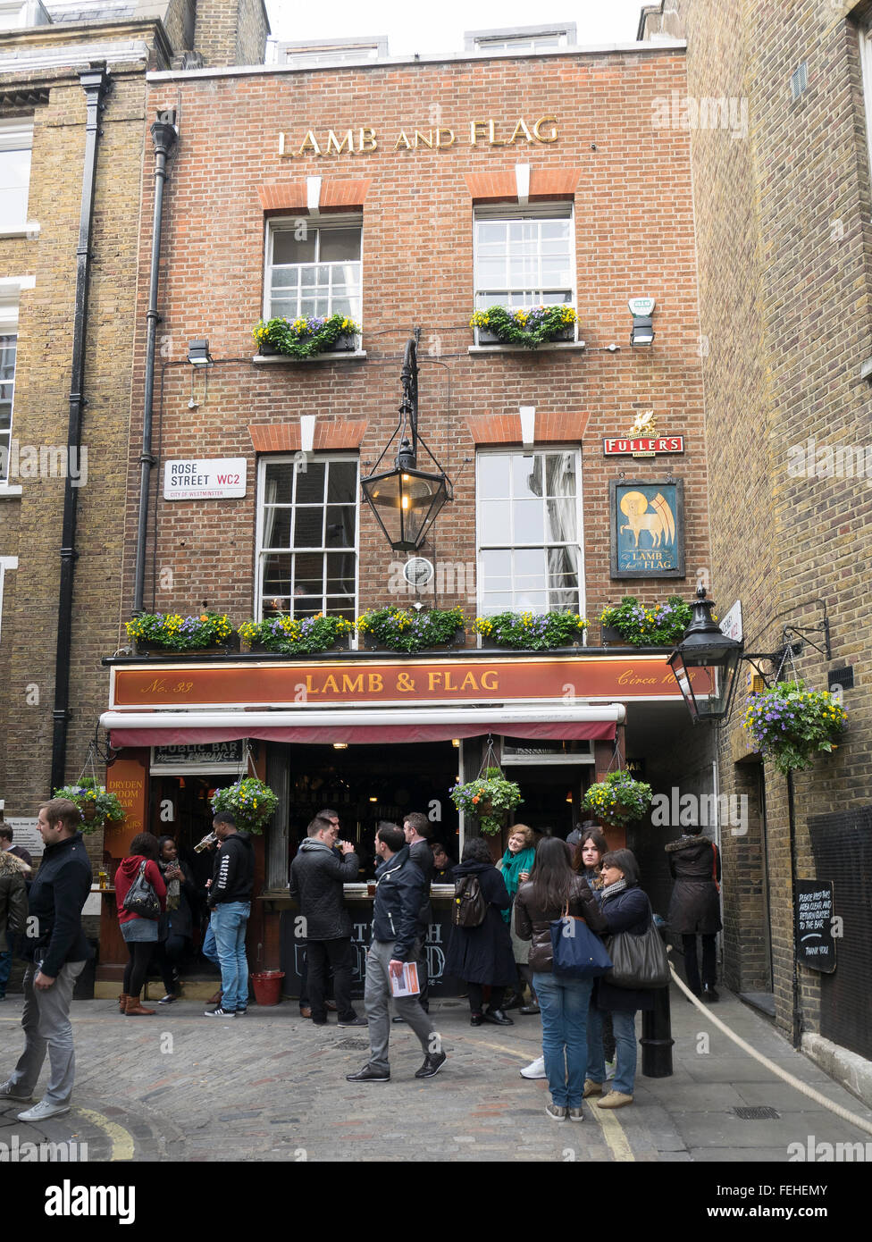 Trinker Outisde Lam und Flagge Gastwirtschaft in der Rose Street, Covent Garden, London Stockfoto