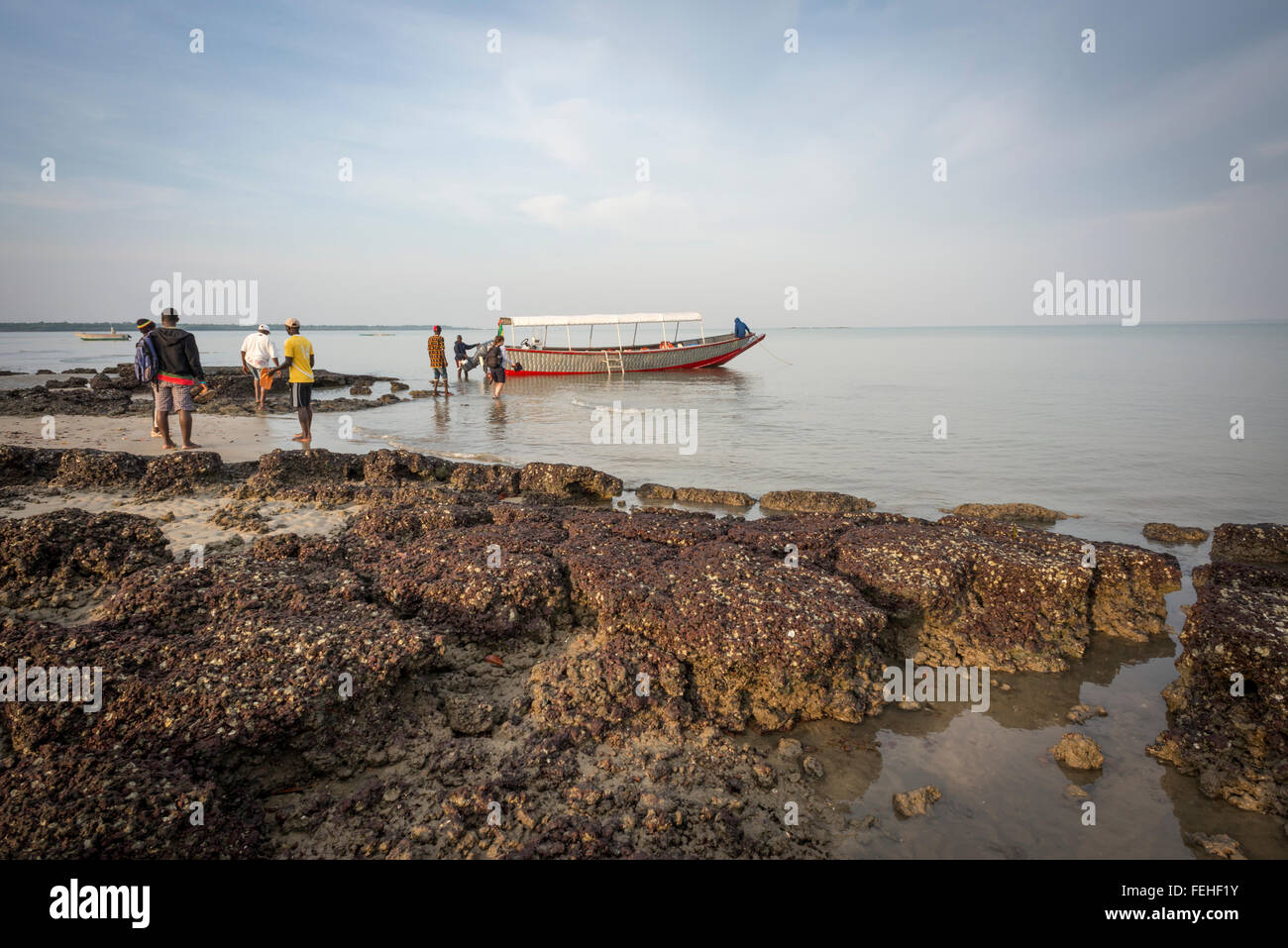 Ein Boot vor Anker in der Nähe der vulkanischen Vorland auf der Insel Orango in der Bijagos-Archipel in Guinea Bissau Stockfoto