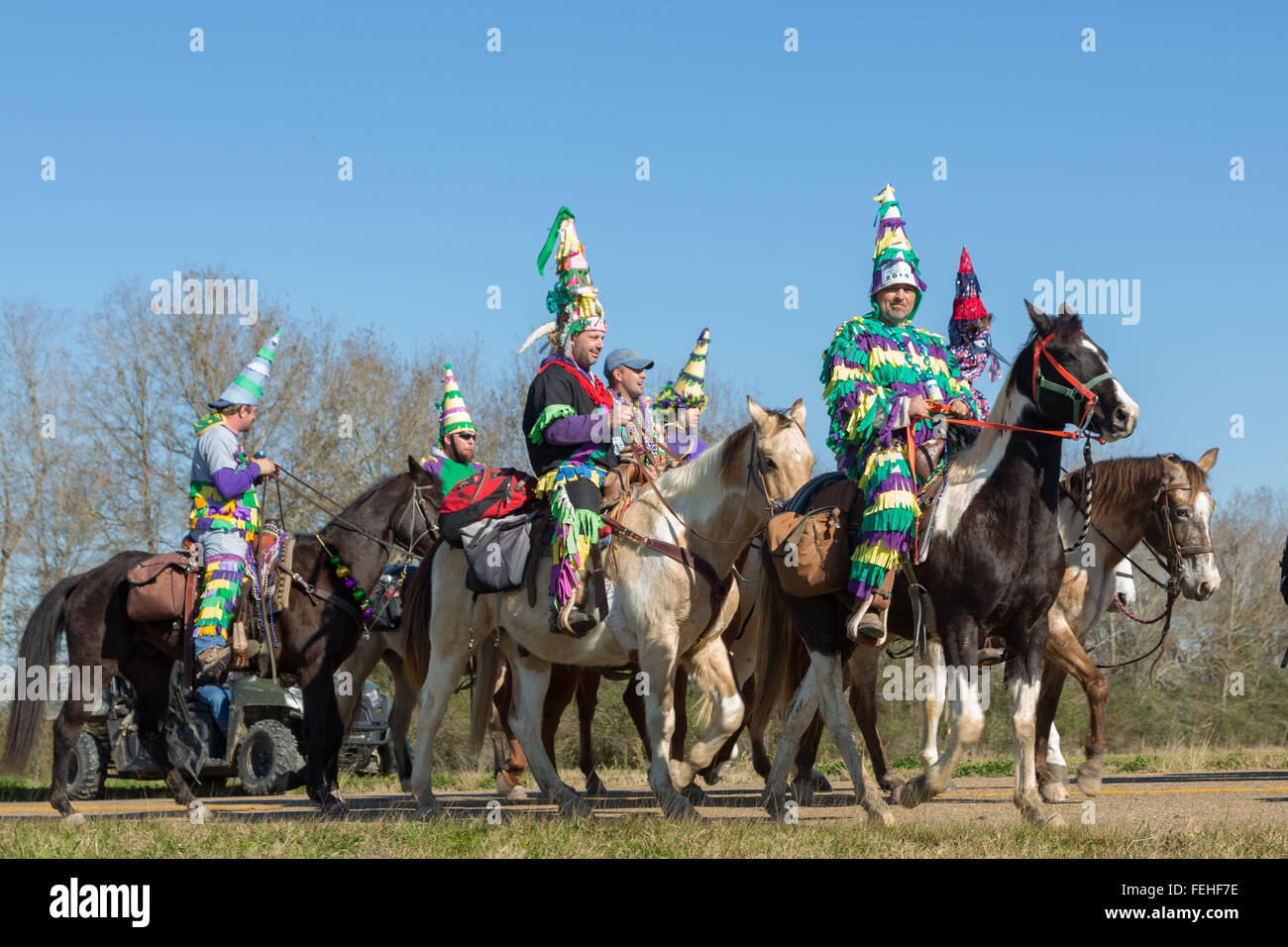 Cajun Karneval Jecken Reiten Reiten durch die Landschaft während der Kirche Punkt Courir de Karneval 7. Februar 2016 in Kirche-Punkt, Louisiana. Nachtschwärmer toben durch die Landschaft verursachen Unfug und betteln dann feiern, indem Sie tanzen. Stockfoto