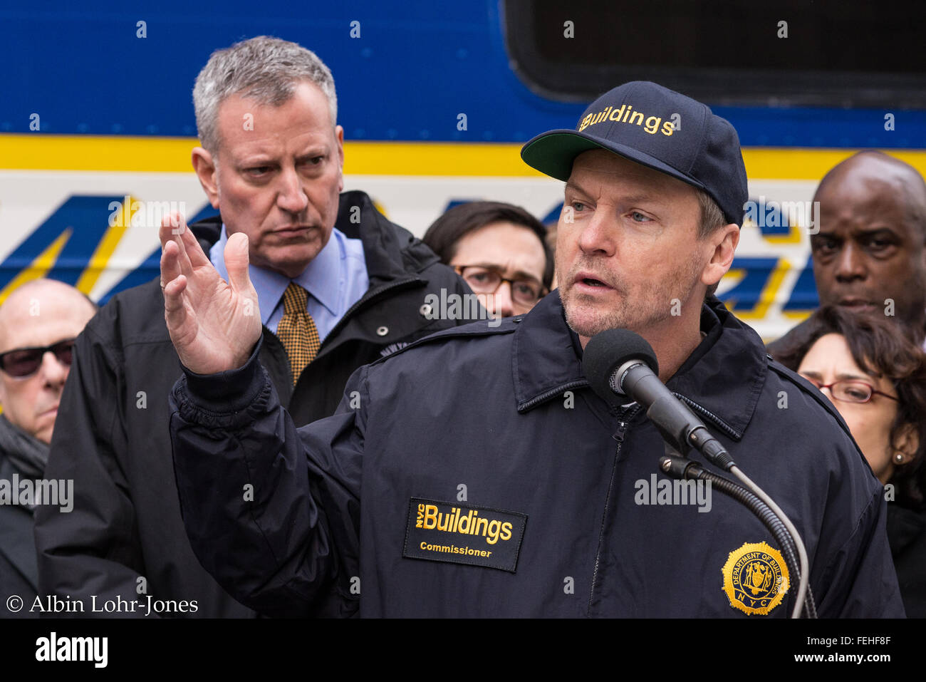 Abteilung von Gebäuden Kommissarin Rick Chandler spricht mit der Presse zur verstärkten Bau Kran Sicherheitsvorschriften. NYC Bürgermeister Bill de Blasio und wichtige Stadt Beamten sprach bei einer Pressekonferenz in der Nähe der jüngsten tödlichen Raupenkran zusammenbrechen auf Worth Street in Lower Manhattan, neue Sicherheitsbestimmungen bekannt zu geben, die Auswirkungen auf den Betrieb der Baukräne in der ganzen Stadt. (Foto von Albin Lohr-Jones / Pacific Press) Stockfoto