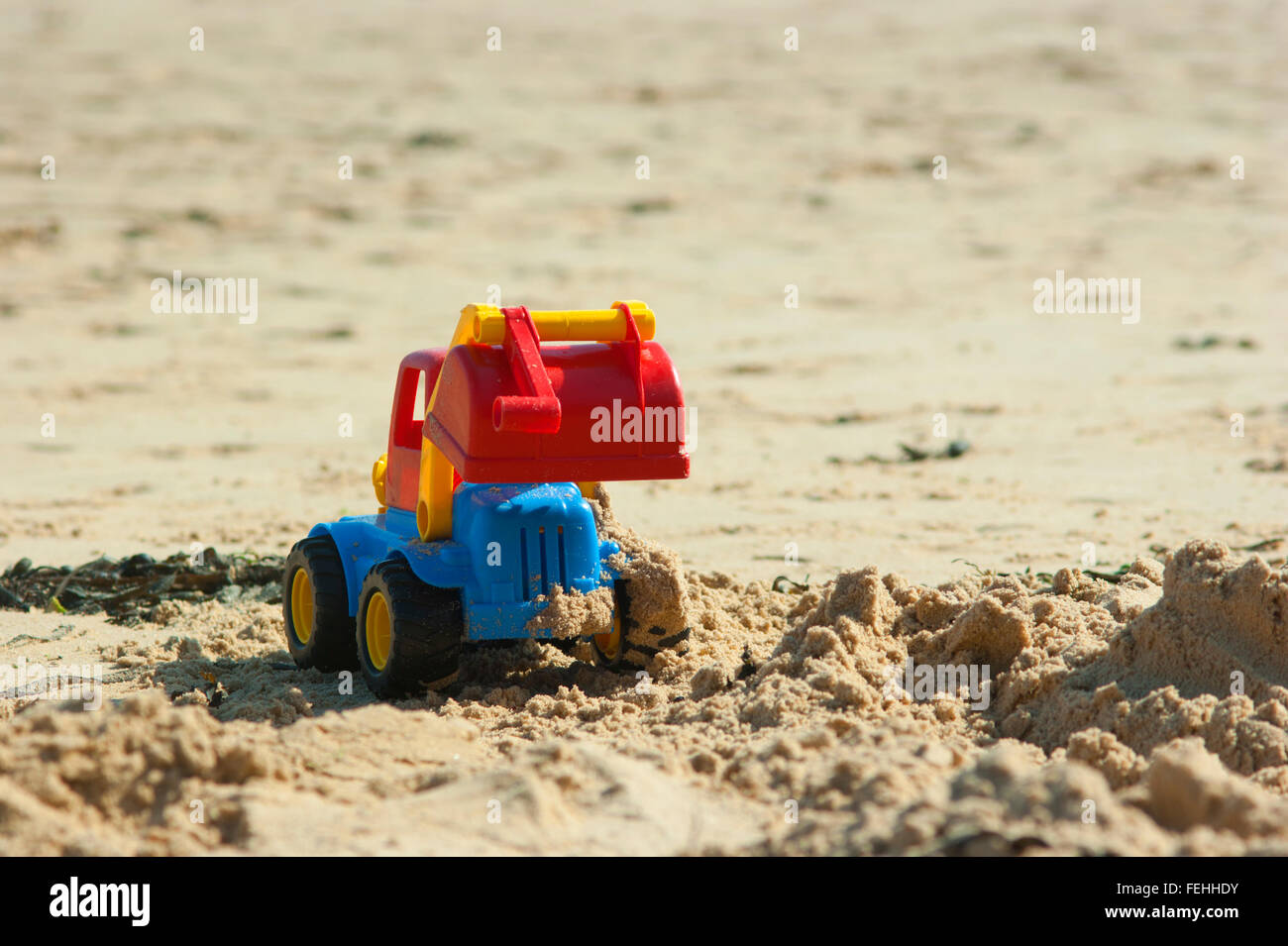 Kinderspielzeug Bagger am Strand von Walton auf Naze, Essex, England, UK Stockfoto