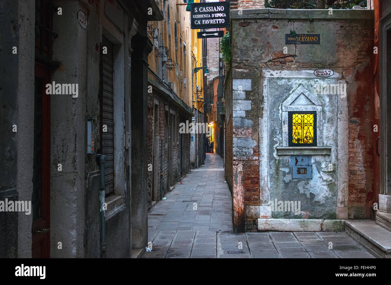 Eine leere Gasse in Venedig in den Abend mit einer kleinen Kapelle in der Ansicht von vorn Stockfoto