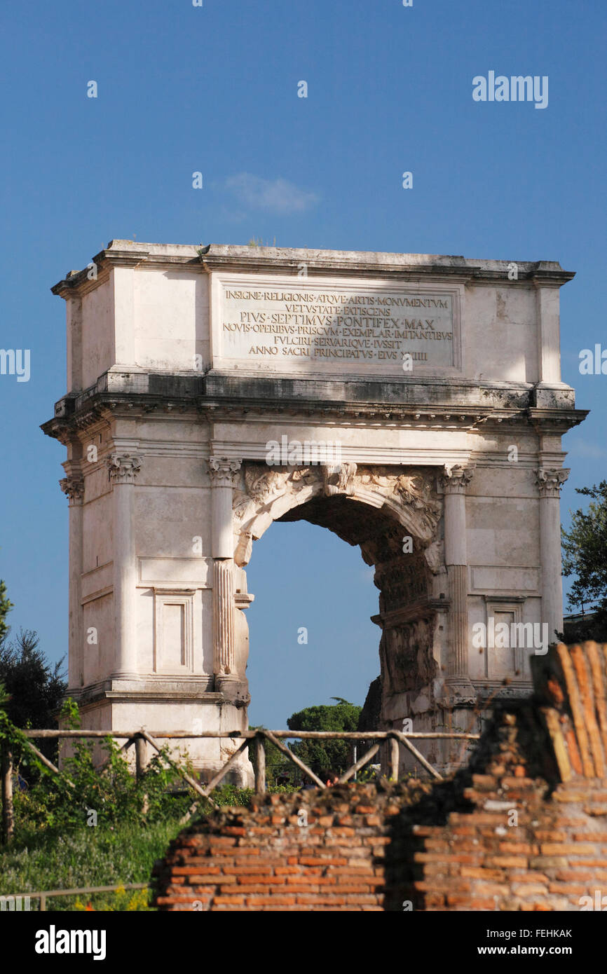 Der Bogen von Titus auf dem Forum Romanum, Rom, Italien; Arco di Tito, Forum Romanum, Roma; Italia (lateinisch: Arcus Titi) Stockfoto
