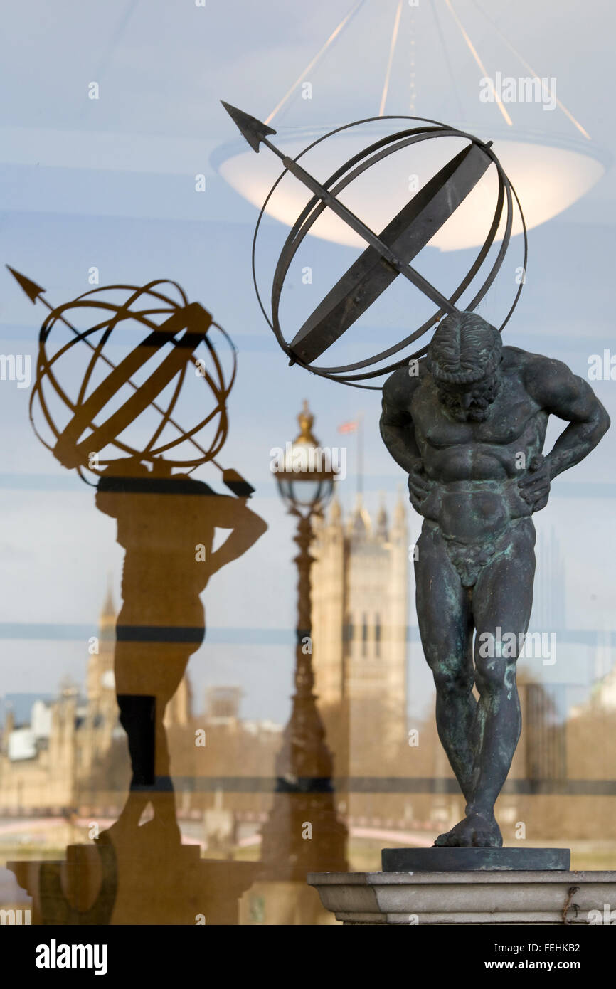 Statue des Atlas mit der Reflexion von Westminster Stockfoto