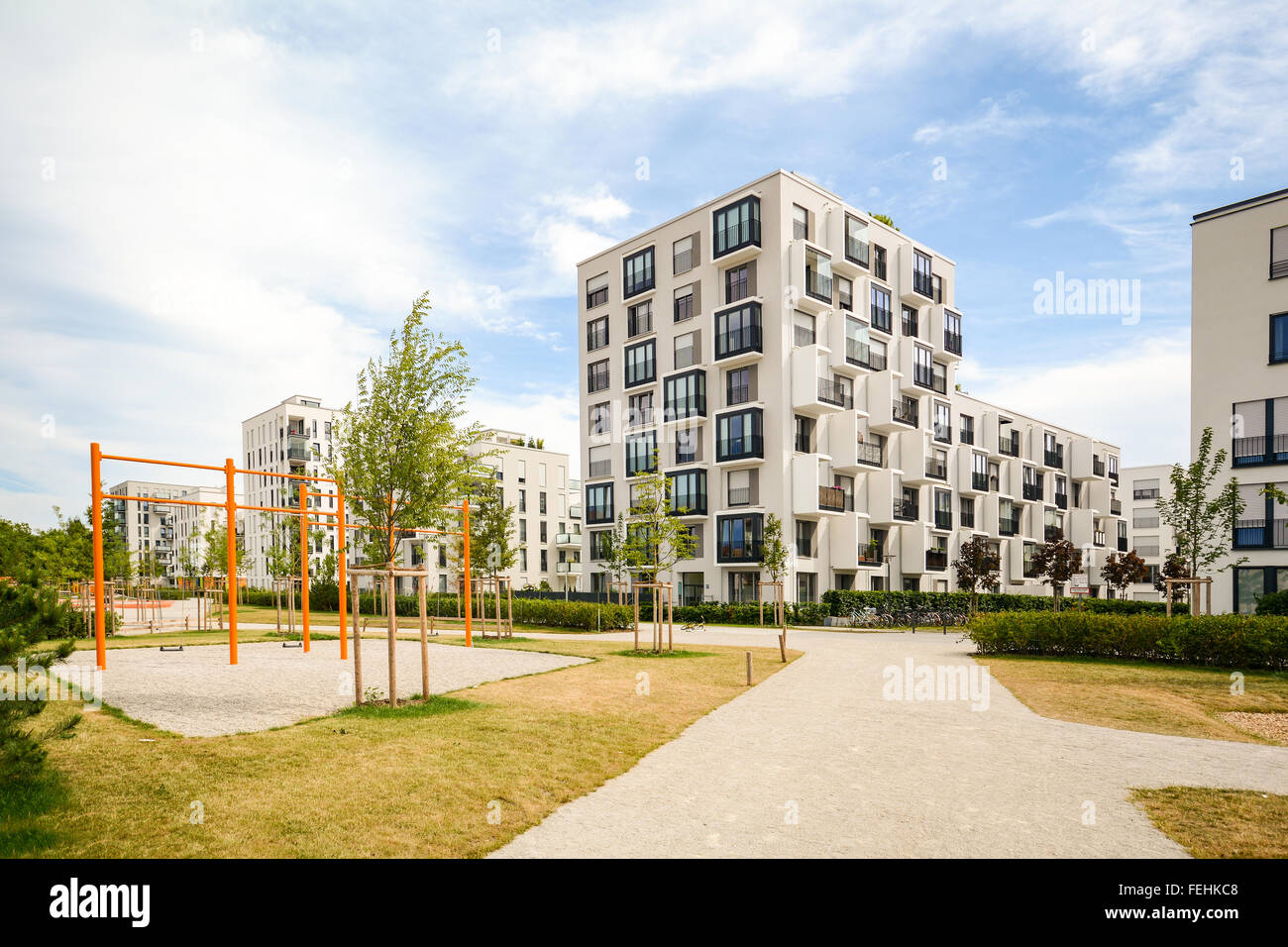 Modernen Wohnbauten mit Außenanlagen, Fassade des neuen Niedrigenergie-Wohnhäuser Stockfoto