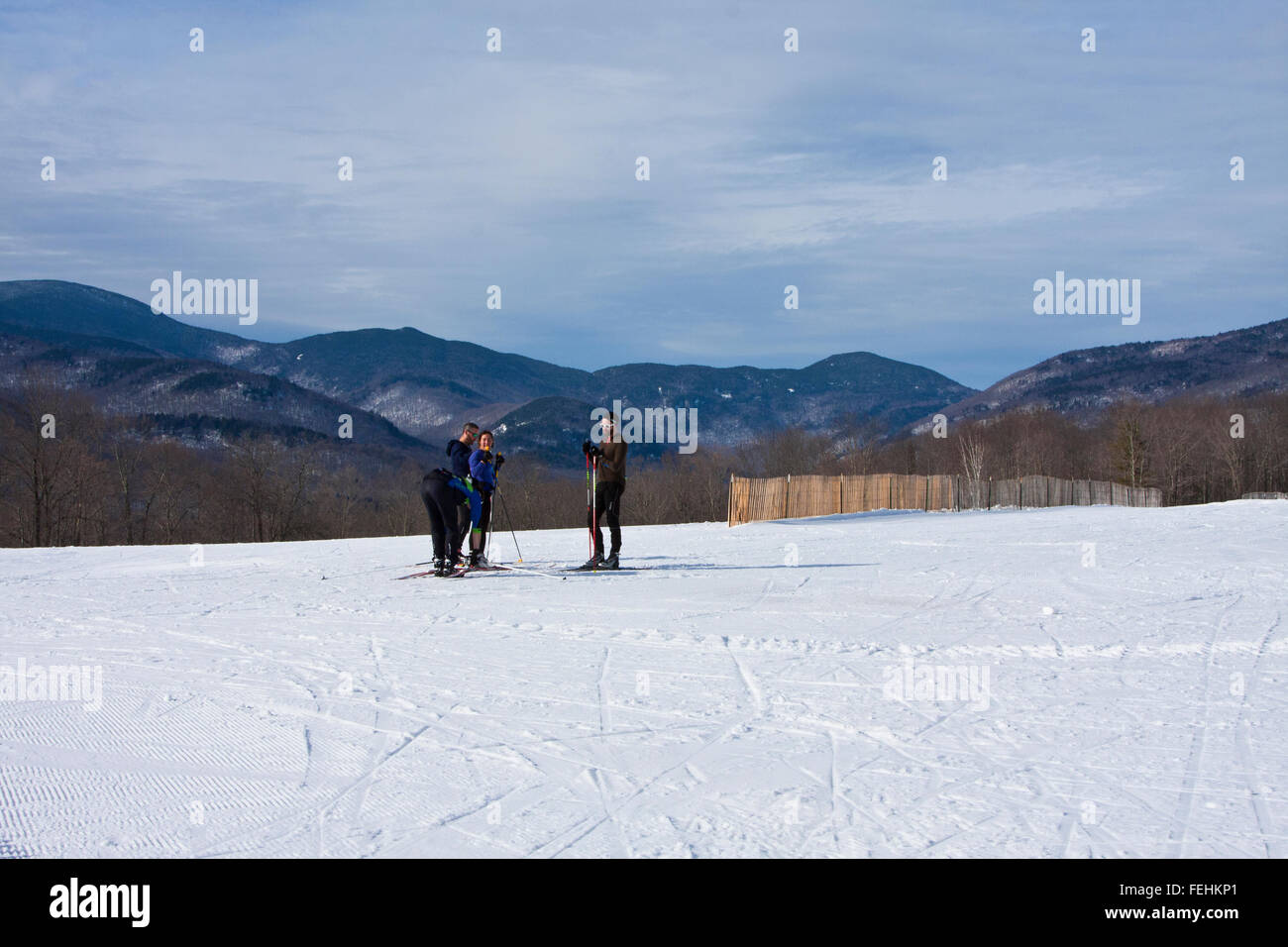 Von Trapp Family Lodge in Stowe, Vermont, USA, eine Gruppe von Freunden machen Sie eine Pause während Langlaufen. Stockfoto