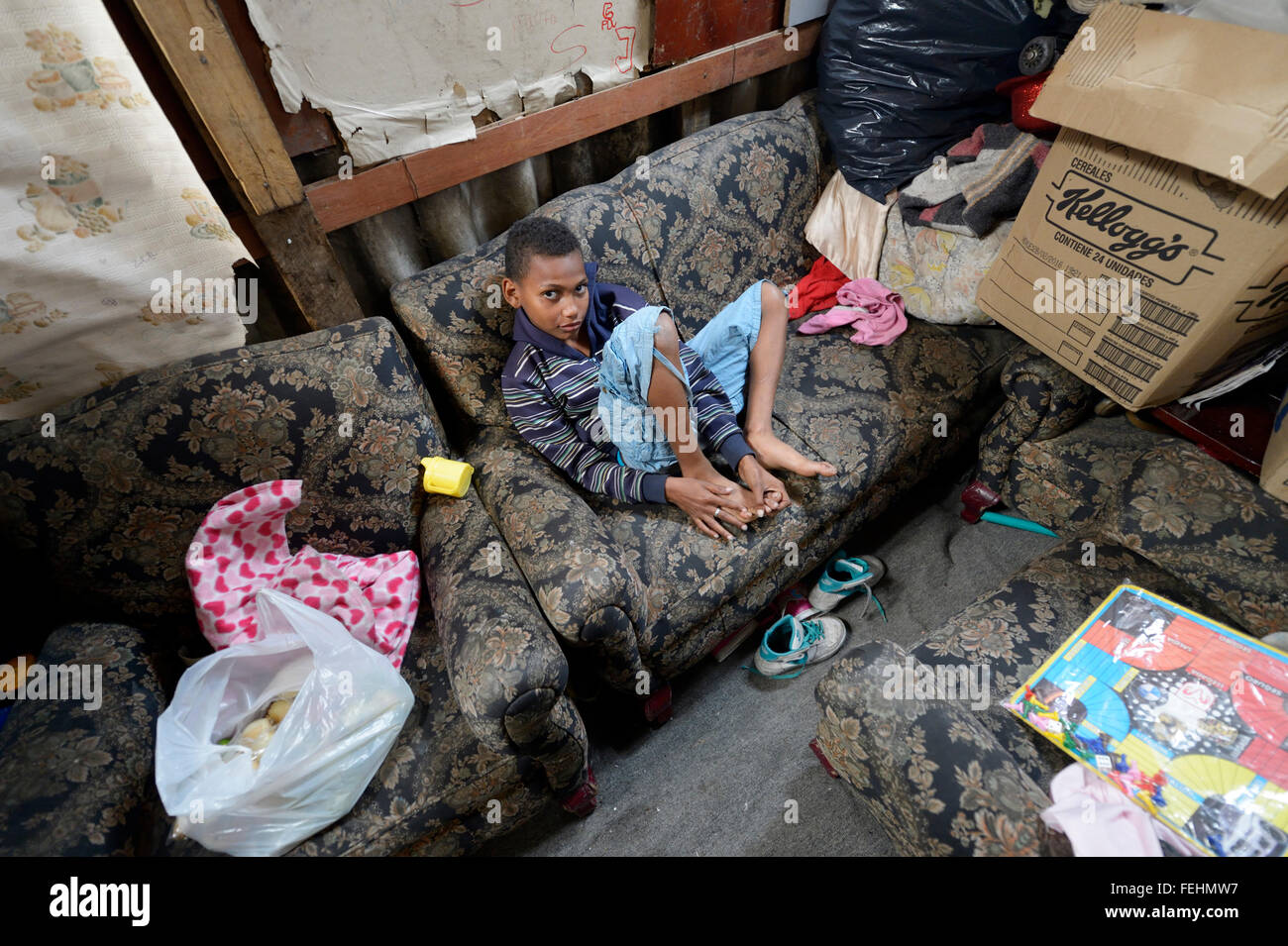 Junge, 12 Jahre, couch, einer Hütte, provisorische Lager für Bürgerkriegsflüchtlinge, Barrio Bello Horizonte, Bogota, Kolumbien Stockfoto