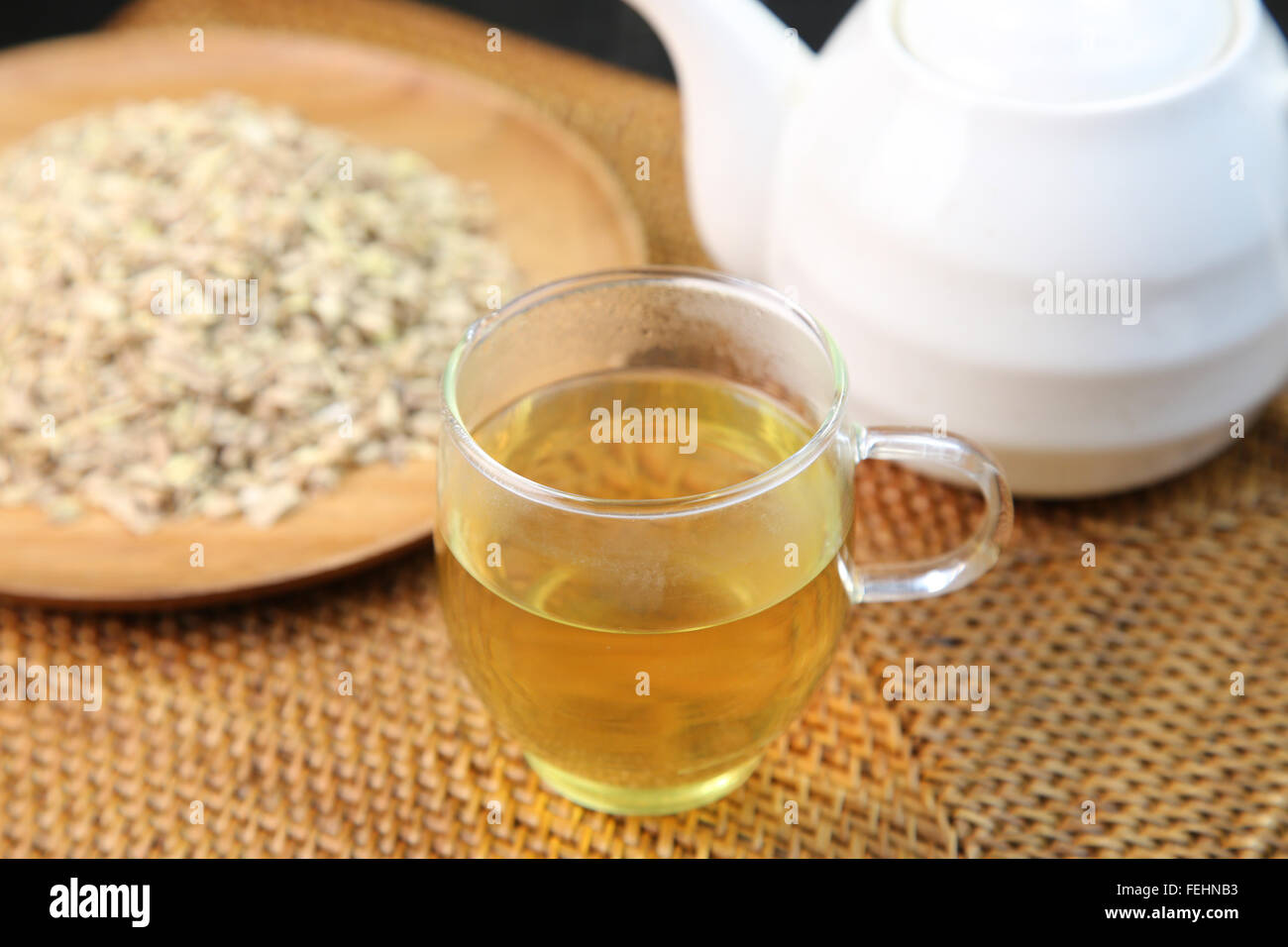 Eine Tasse gesunden Tee und Teeblätter Stockfoto