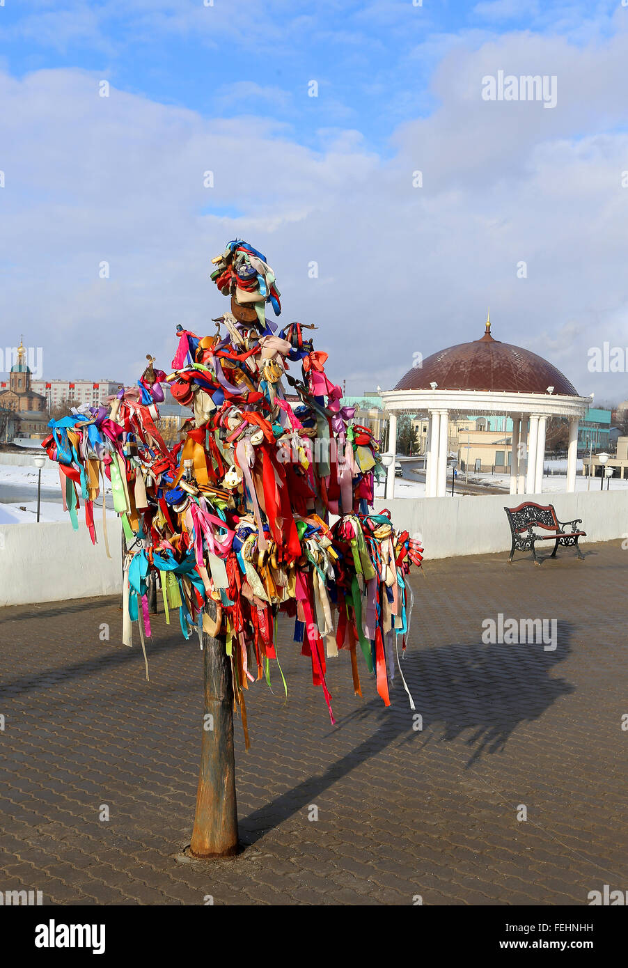 Der Baum aus bunten Bändern und Schlösser - ein Symbol für die Hochzeit Stockfoto