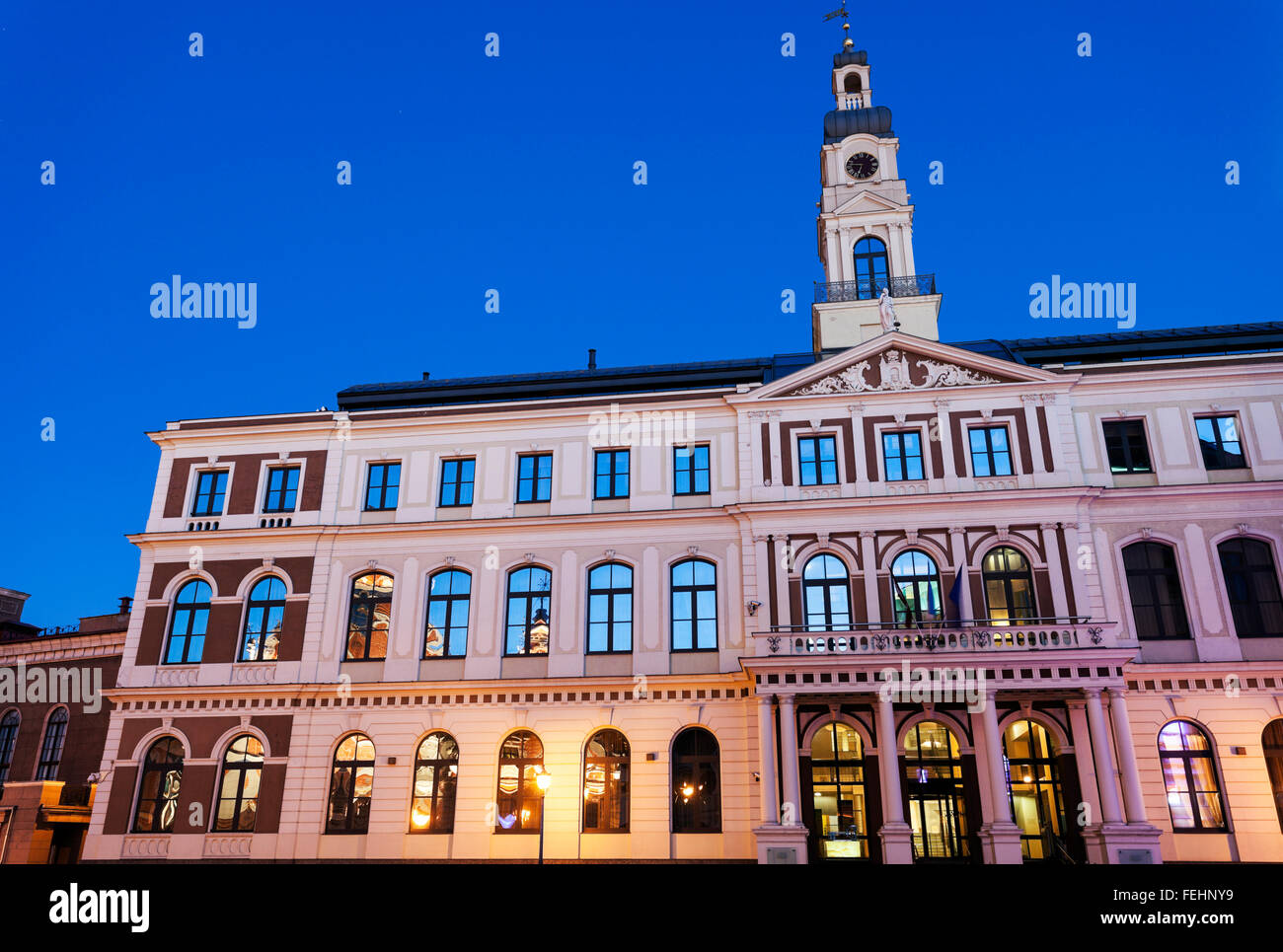 Riga City Hall in der Nacht Stockfoto