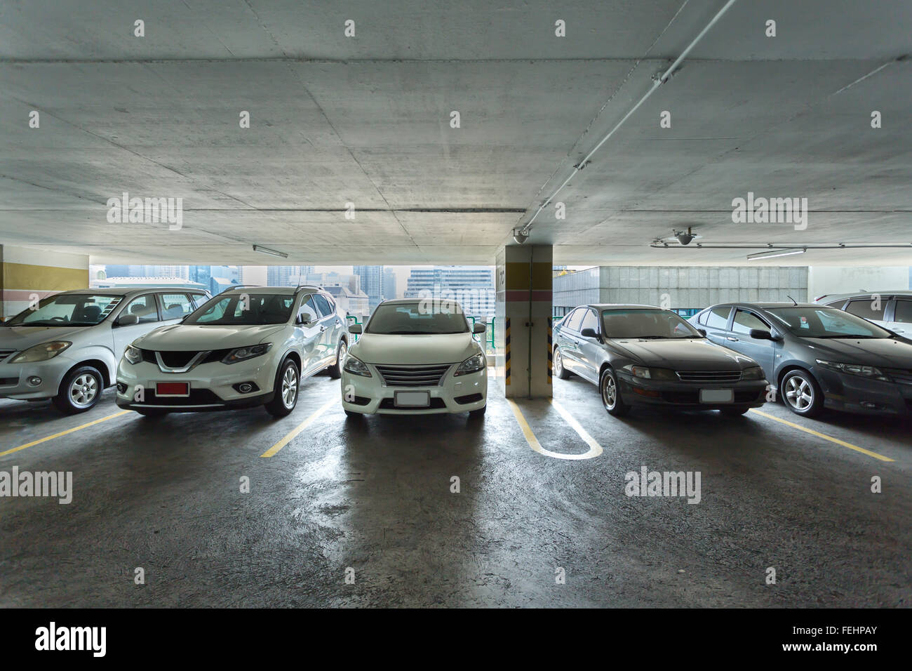 Parkplatz des hohen Gebäudes Stockfoto