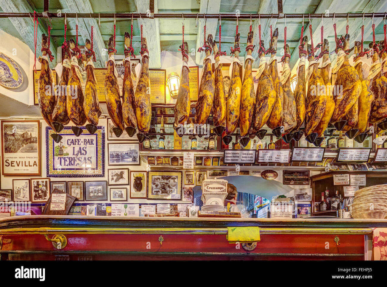 Las Teresas Tapas Bar-Restaurant in Sevilla-Sevilla Spanien. Iberico Schinken Jamon de Bellota von Eichel Schweine gefüttert hängen von Decke Stockfoto