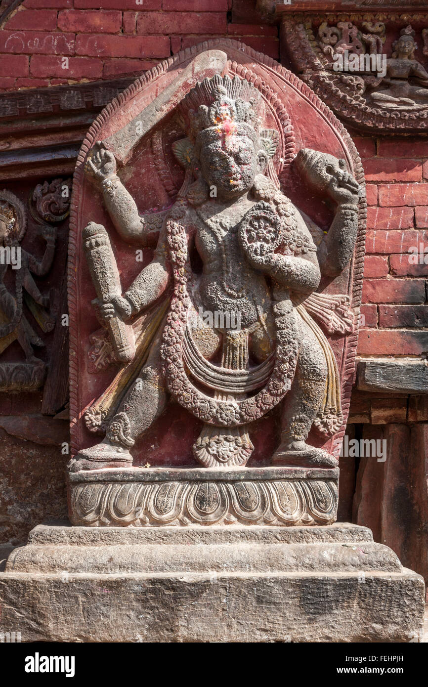 Nepal, Changu Narayan.  Hindu Steinskulptur von Lord Vishnu flankierende Eingang zum Tempel. Stockfoto