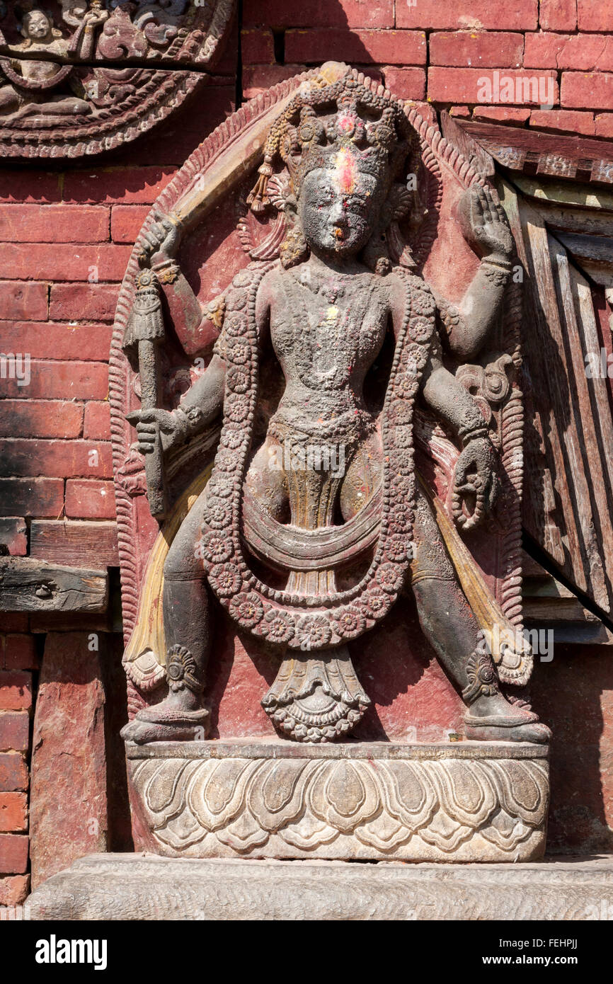 Nepal, Changu Narayan.  Hindu Stein Skulptur (wahrscheinlich Vishnu) flankieren Eingang zum Tempel. Stockfoto