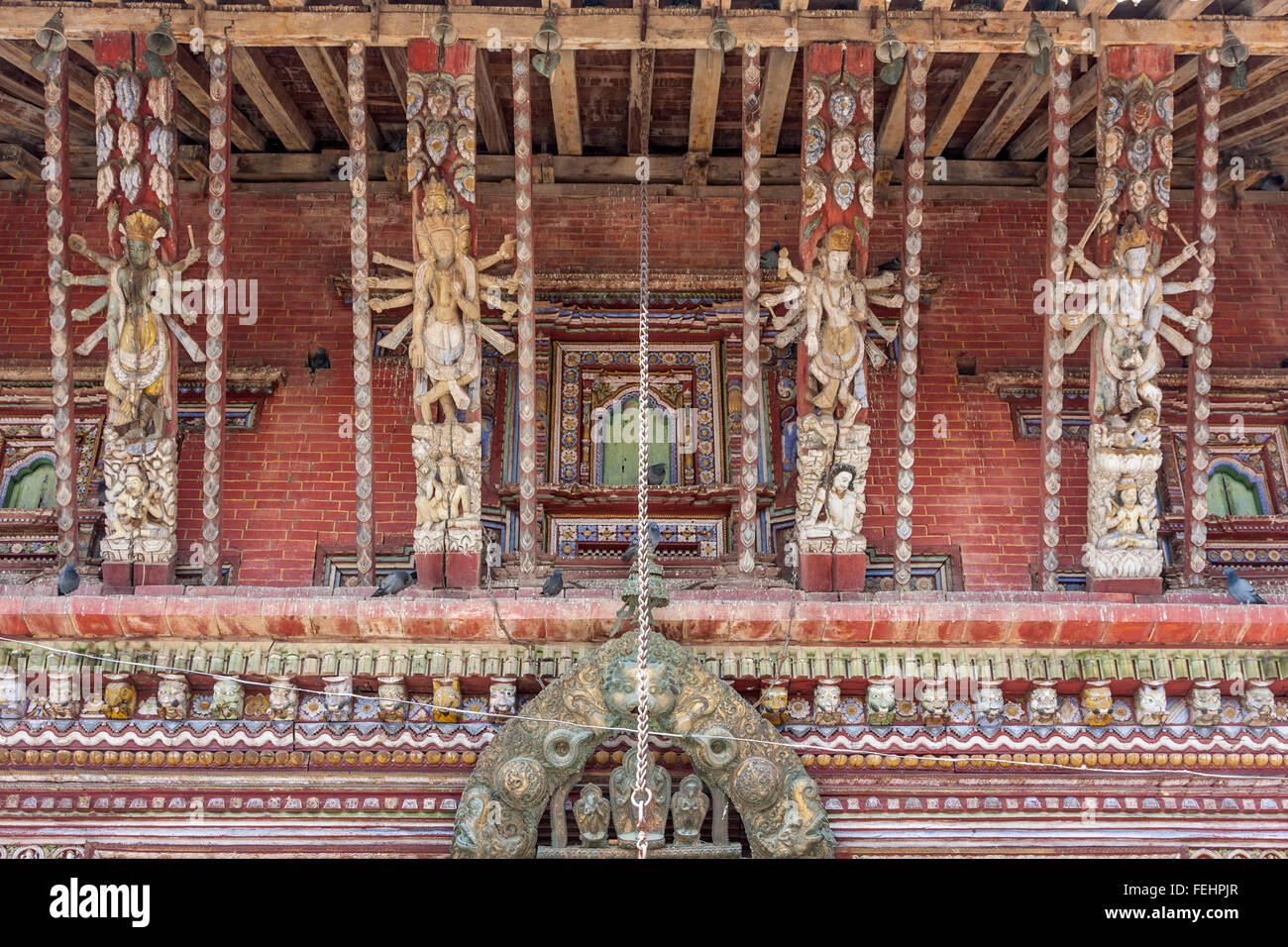 Nepal, Changu Narayan-Tempel.  Streben des Tempels vor April 2015 Dach Erdbeben. Stockfoto