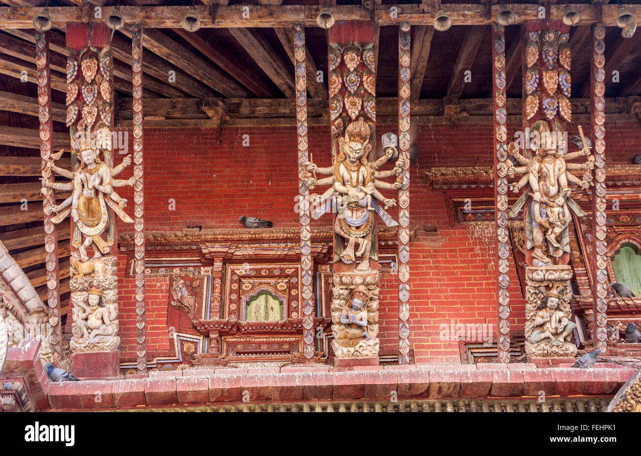 Nepal, Changu Narayan-Tempel.  Streben des Tempels vor April 2015 Dach Erdbeben. Stockfoto