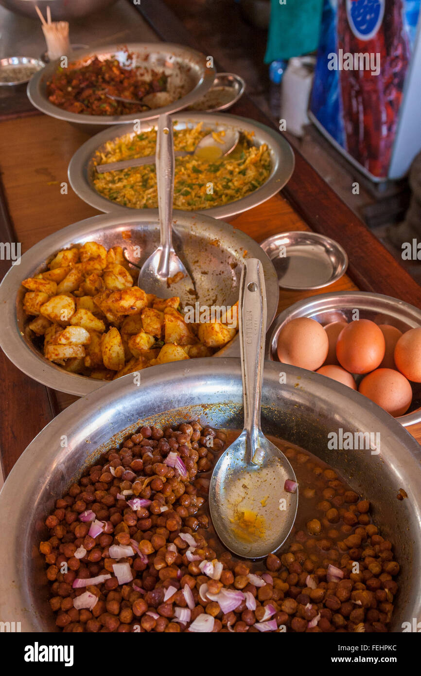 Nepal, Changu Narayan.  Essen im Restaurant: Kichererbsen, Zwiebeln, Kartoffeln, Eiern. Stockfoto