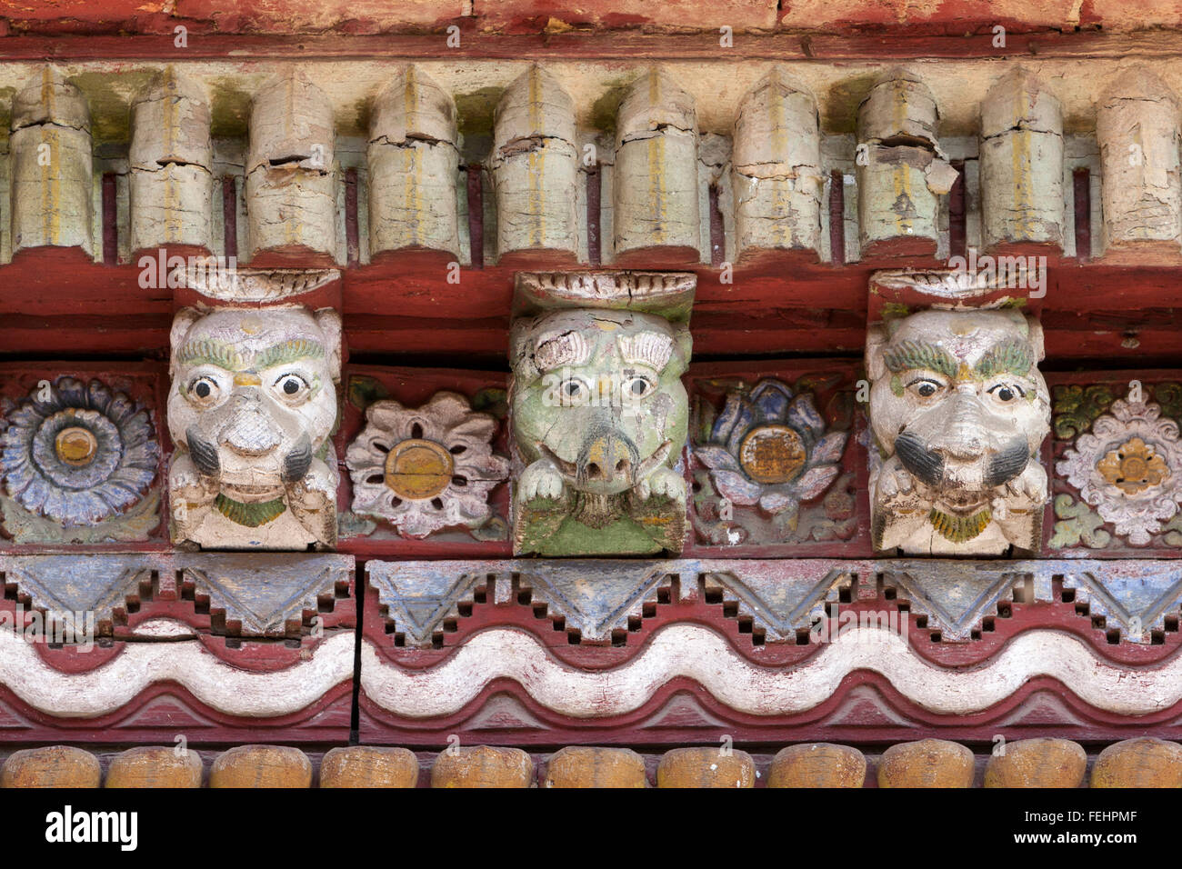 Nepal, Changu Narayan.  Dekorative Details im Tempel Dach, Hindu-Gottheiten und Dämonen. Stockfoto